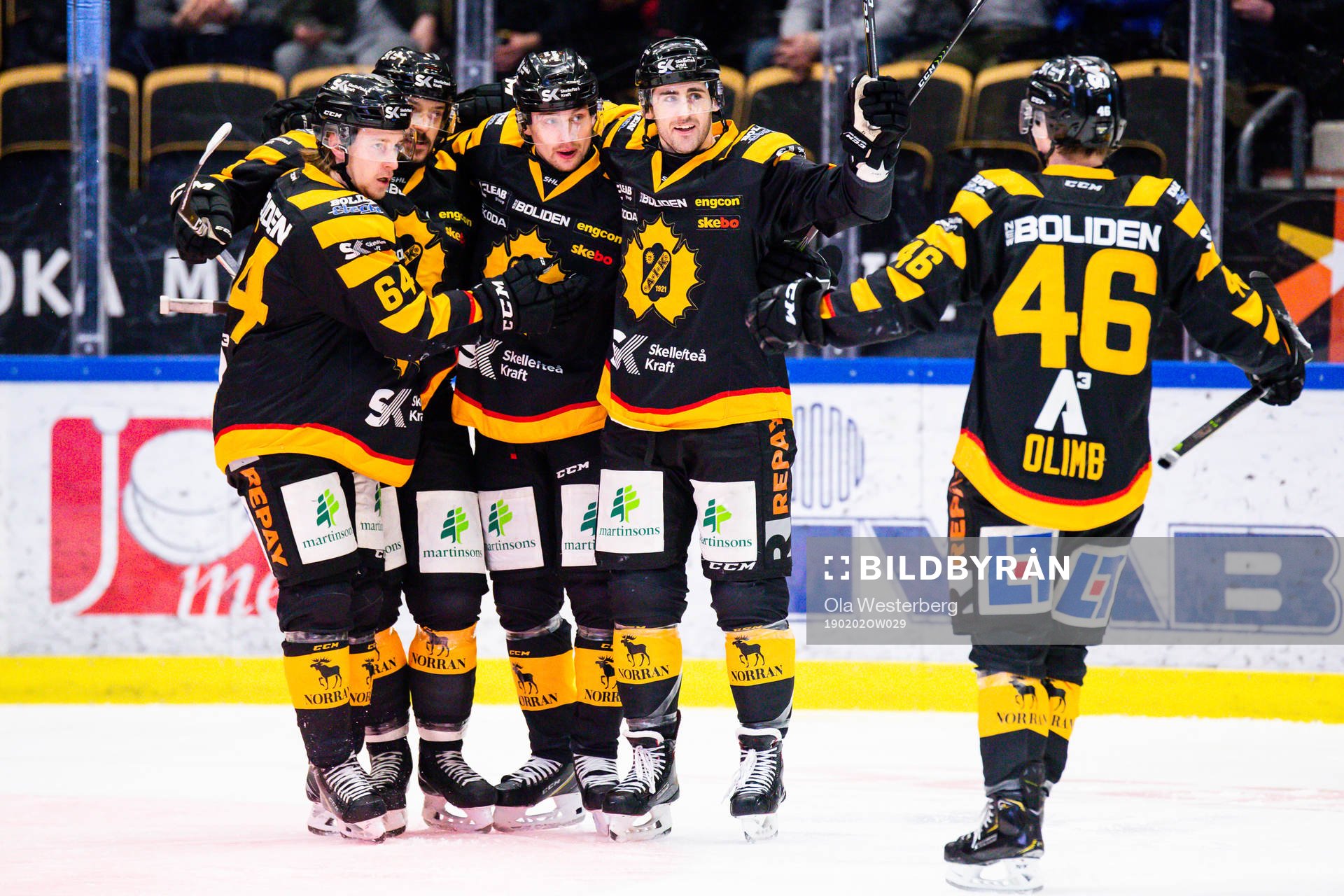 Skellefteås Bud Holloway jublar med lagkamrater