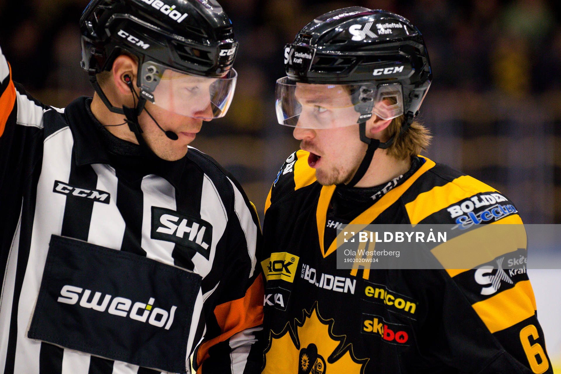Skellefteås Jonathan Pudas pratar med domare Tobias Björk