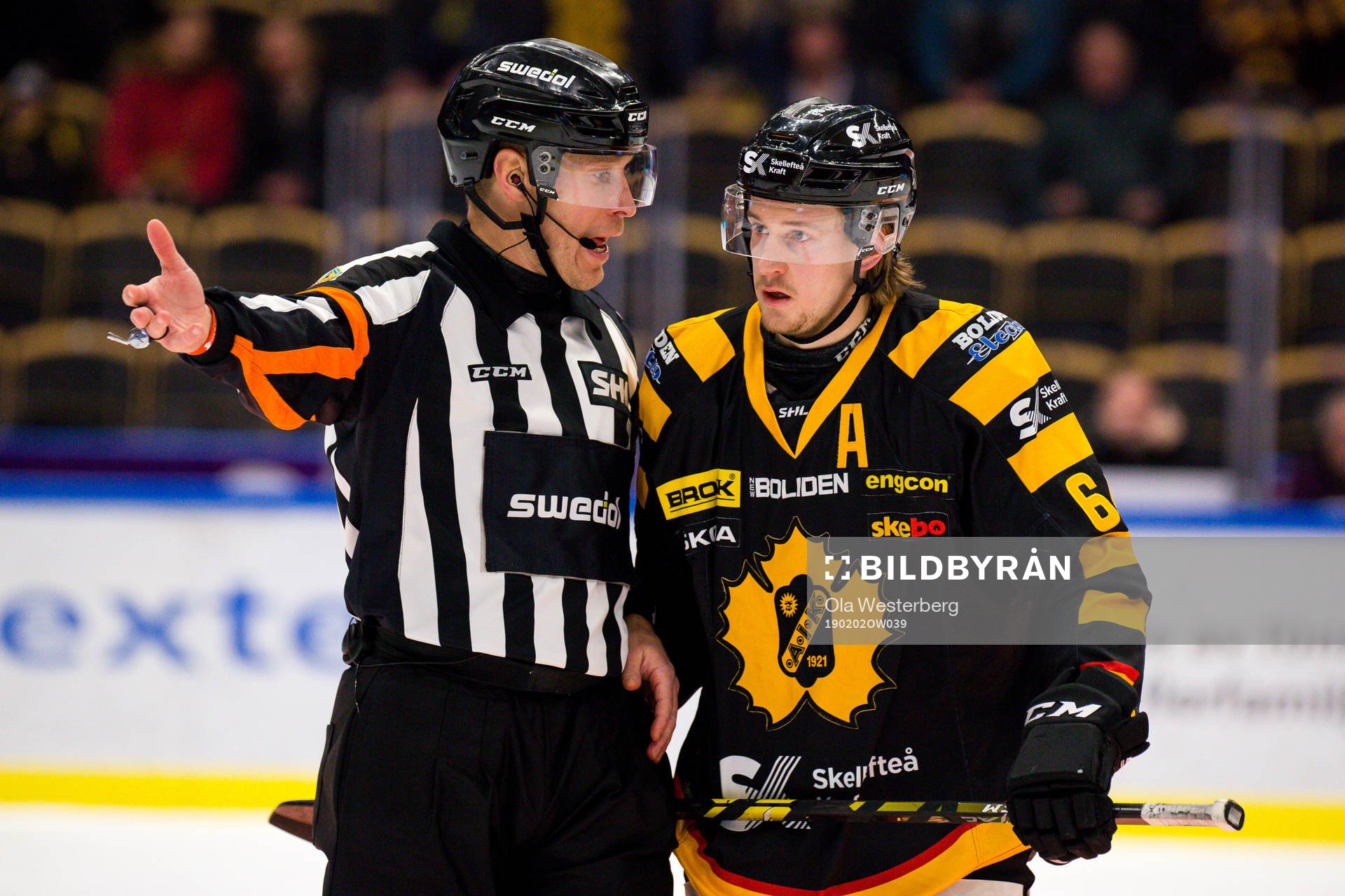 Skellefteås Jonathan Pudas pratar med domare Tobias Björk