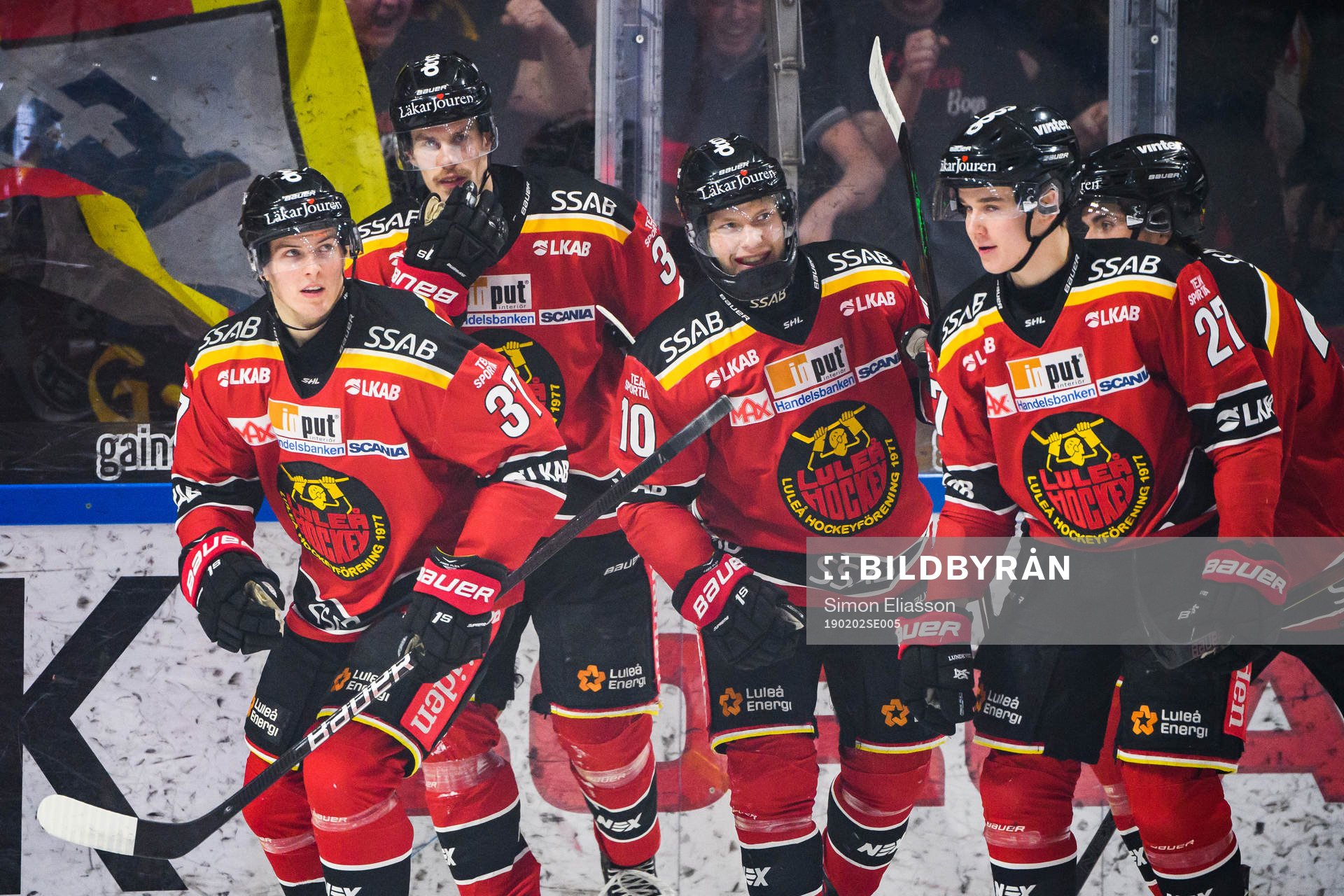 Luleås Einar Emanuelsson jublar med lagkamrater