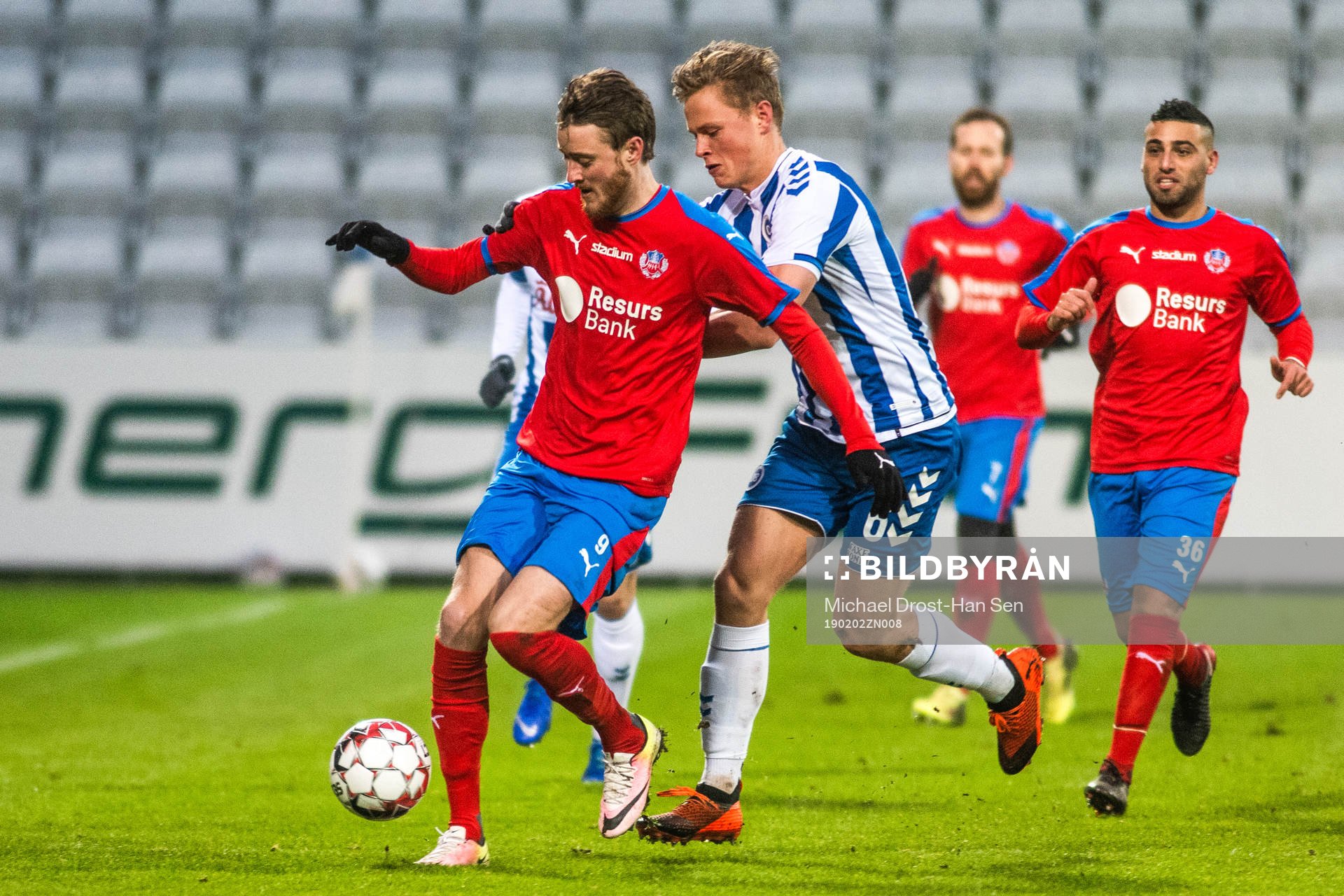 Helsingborgs Rasmus Jönsson i kamp med Odenses Jeppe Tverskov under träningsmatchen i fotboll mellan Odense och Helsingborg den 2 februari 2019 i Odense.