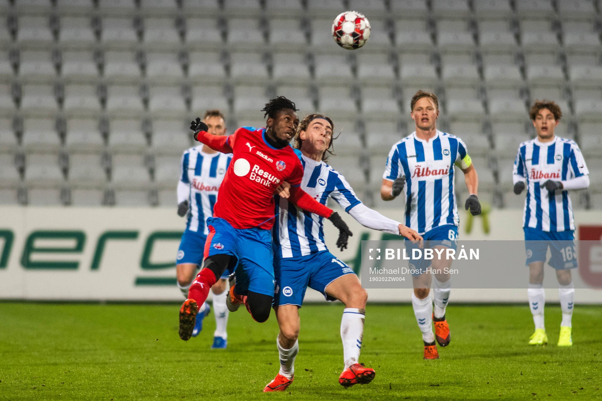 Helsingborgs Mamudu Moro i kamp med Odenses Casper Nielsen under träningsmatchen i fotboll mellan Odense och Helsingborg den 2 februari 2019 i Odense.