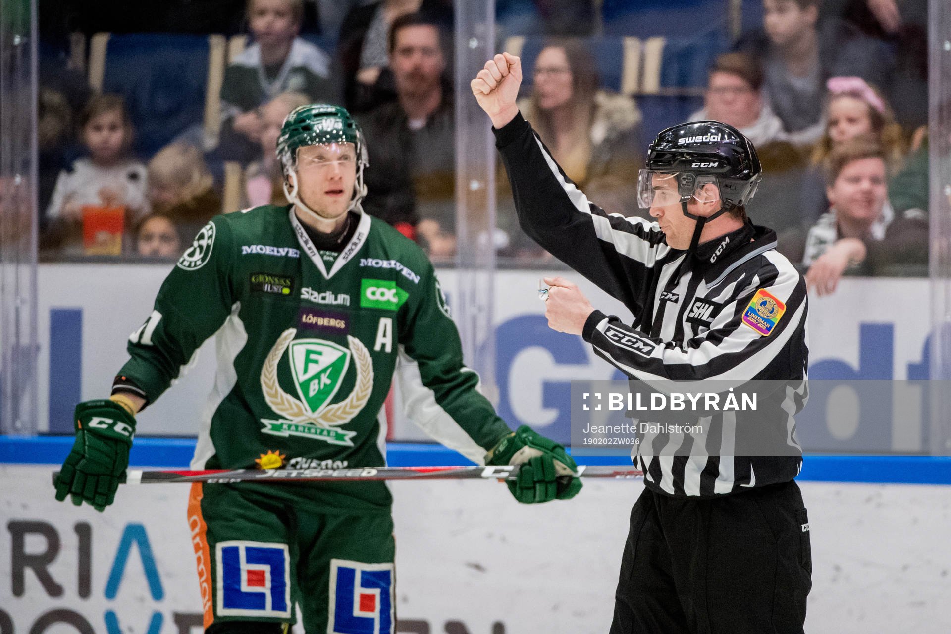 Linjedomare Jimmy Dahmén  och Färjestads Johan Ryno