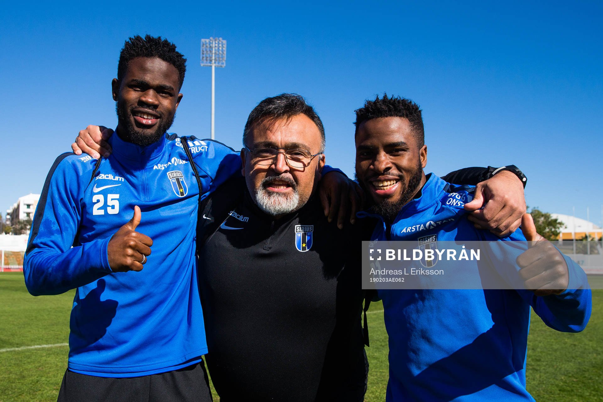 Abdul Razak, players manager Claudio Leal och John Junior Igbarumah under en fotbollsträning med Sirius den 3 februari 2019 i Albufeira. 