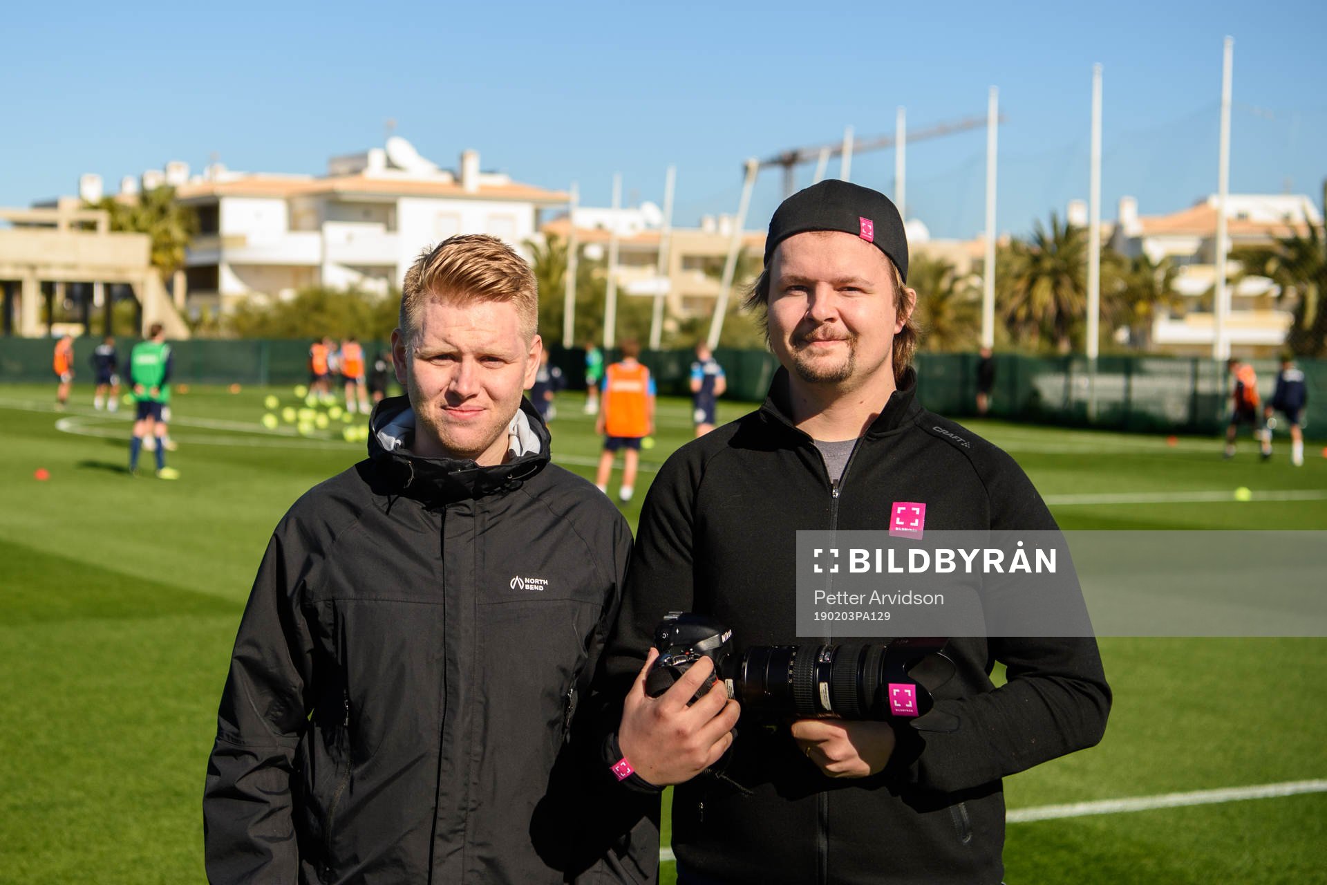 Linus Petersson reporter på Göteborgs Posten och Petter Arvidson fotograf på Bildbyrån poserar för en bylinebild under IFK Göteborgs träningsläger den 3 februari 2019 i Lagos.