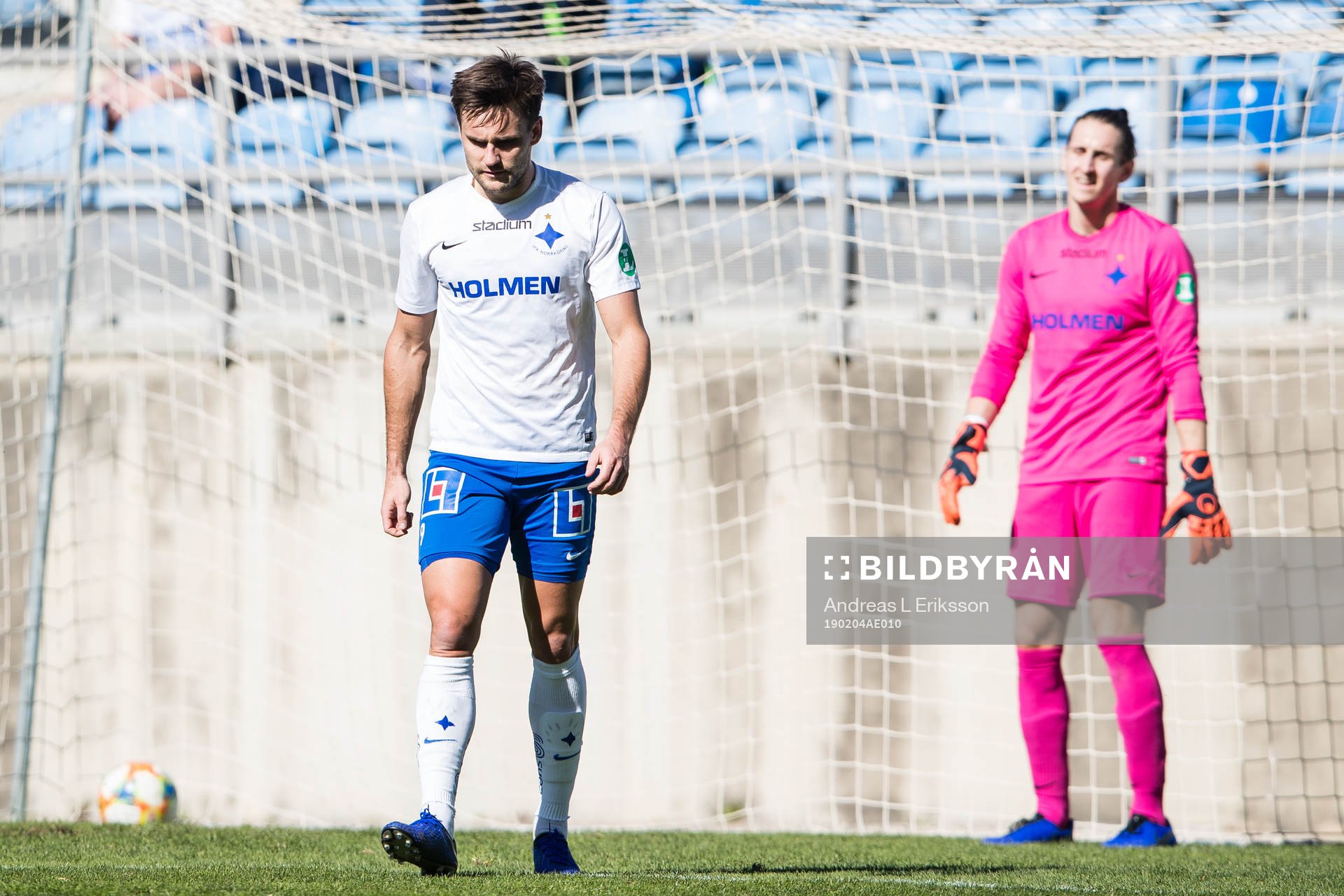 Norrköpings Johannes Vall och målvakt David Mitov Nilsson