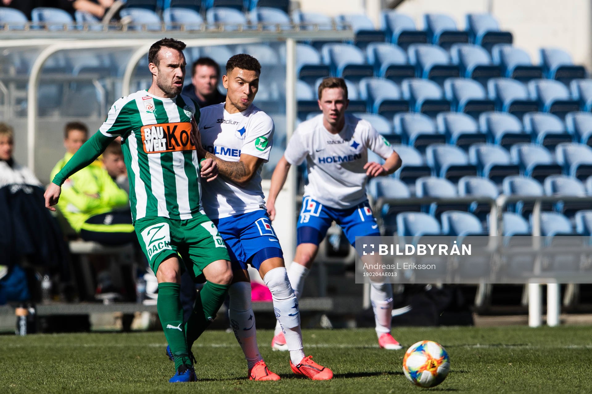 Matterburgs Cesar Ortiz i kamp om bollen med Norrköpings