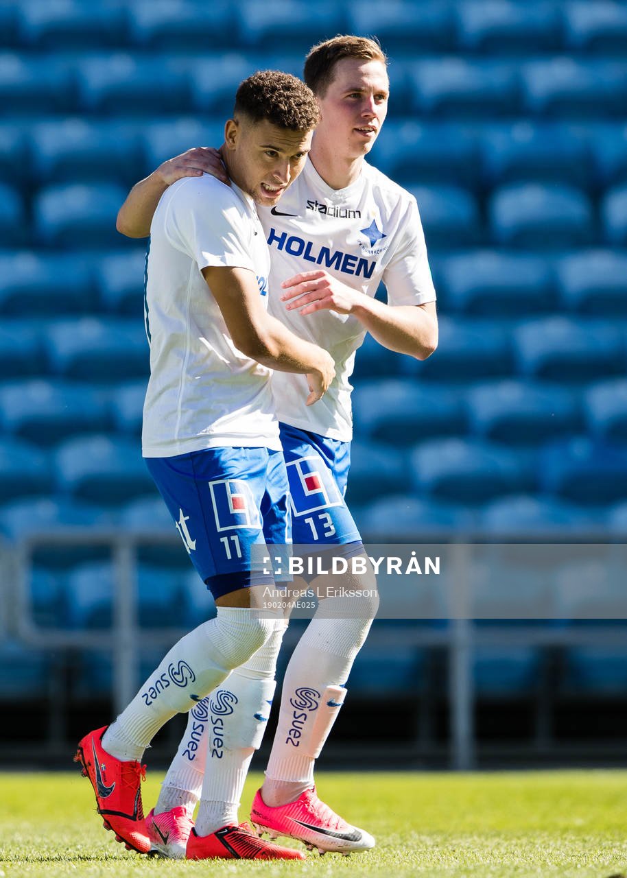 Norrköpings Jordan Larsson jublar tillsammans med Erik Lindell efter att ha gjort 1-2 för Norrköping under en träningsmatch i fotboll mellan SV Mattersburg och Norrköping den 4 februari 2019 i Faro.