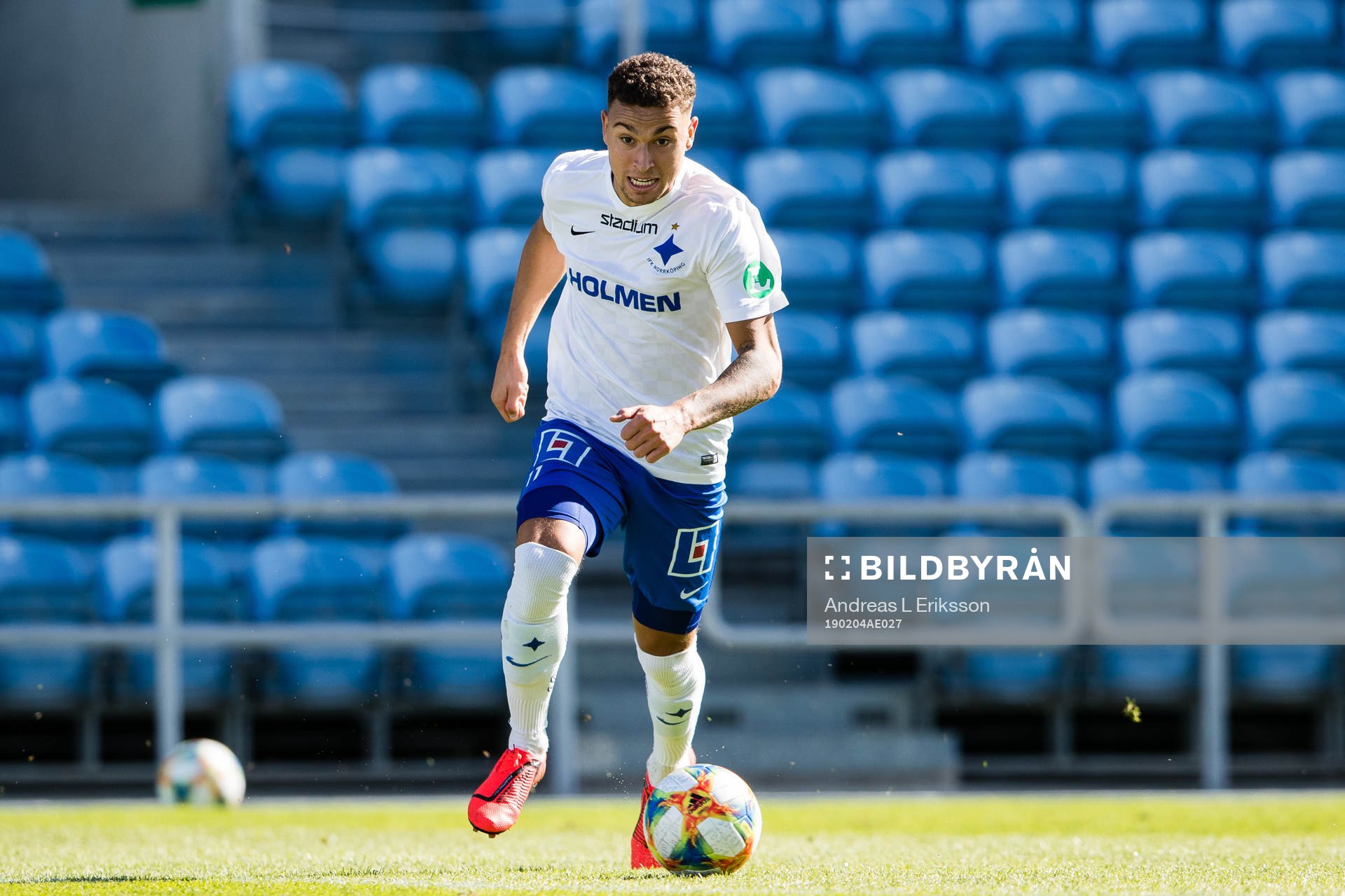 Norrköpings Jordan Larsson med bollen