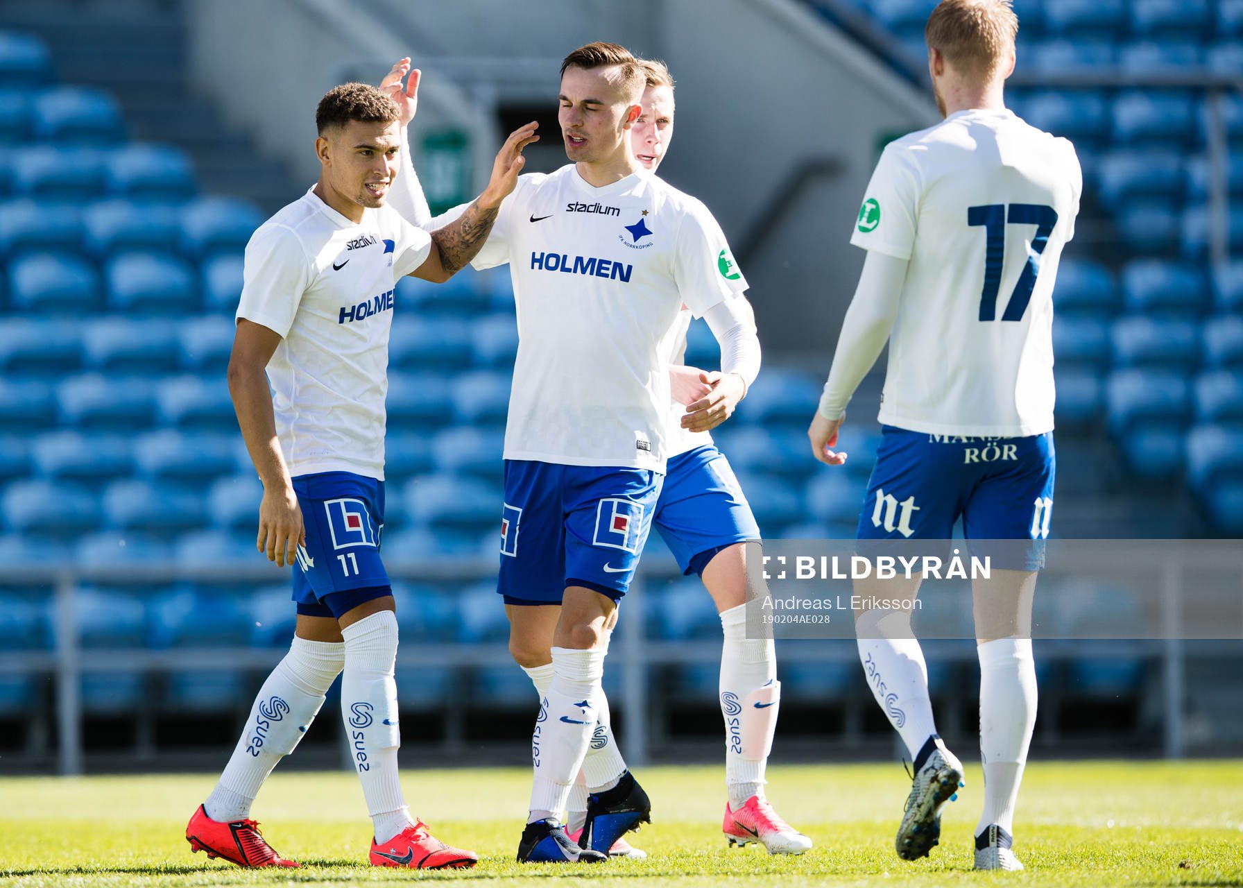 Norrköpings Jordan Larsson jublar tillsammans med Henrik Castegren och Kalle Holmberg efter att ha gjort 1-2 för Norrköping under en träningsmatch i fotboll mellan SV Mattersburg och Norrköping den 4 februari 2019 i Faro.