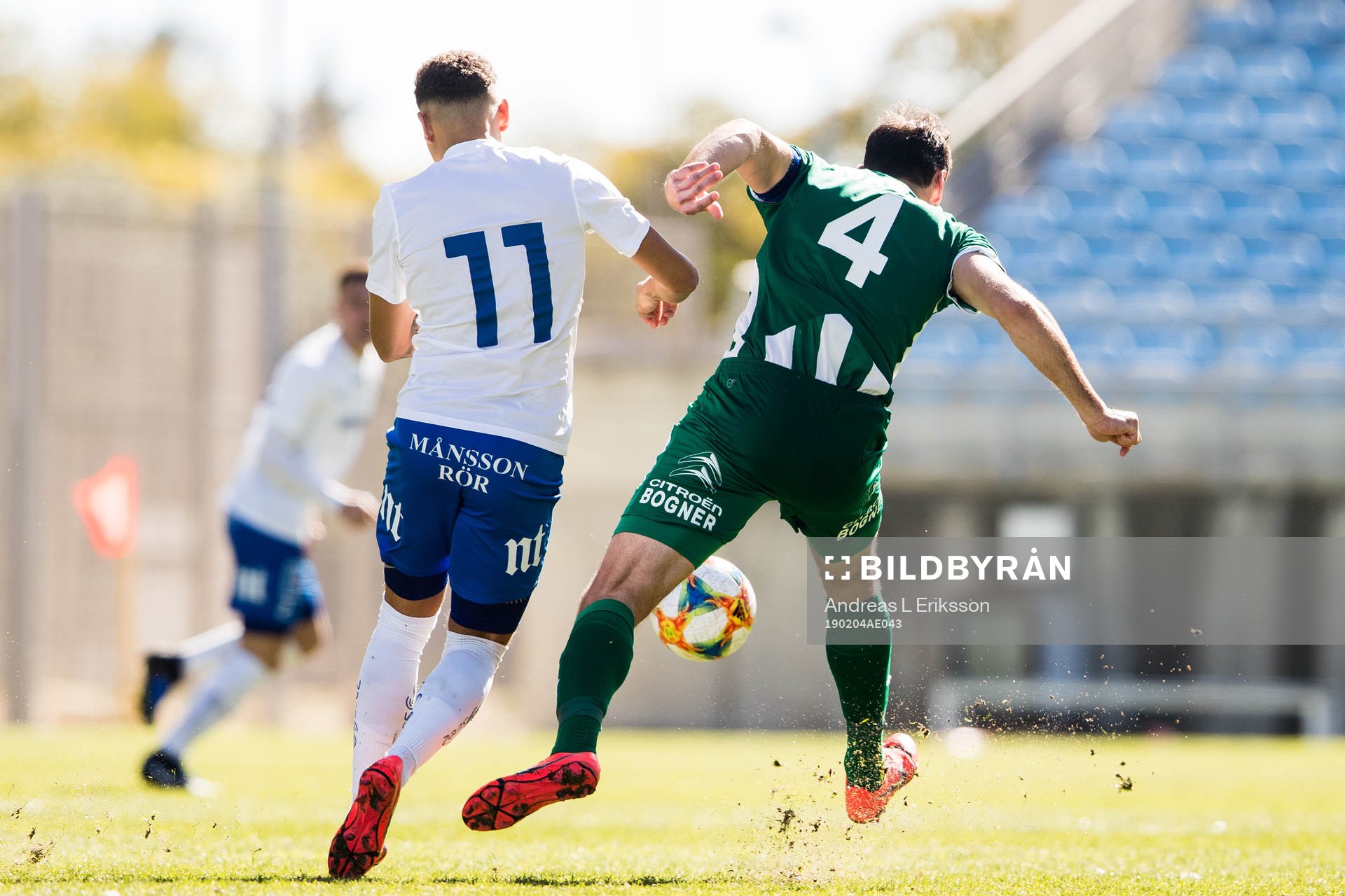 Norrköpings Jordan Larsson i kamp om bollen med