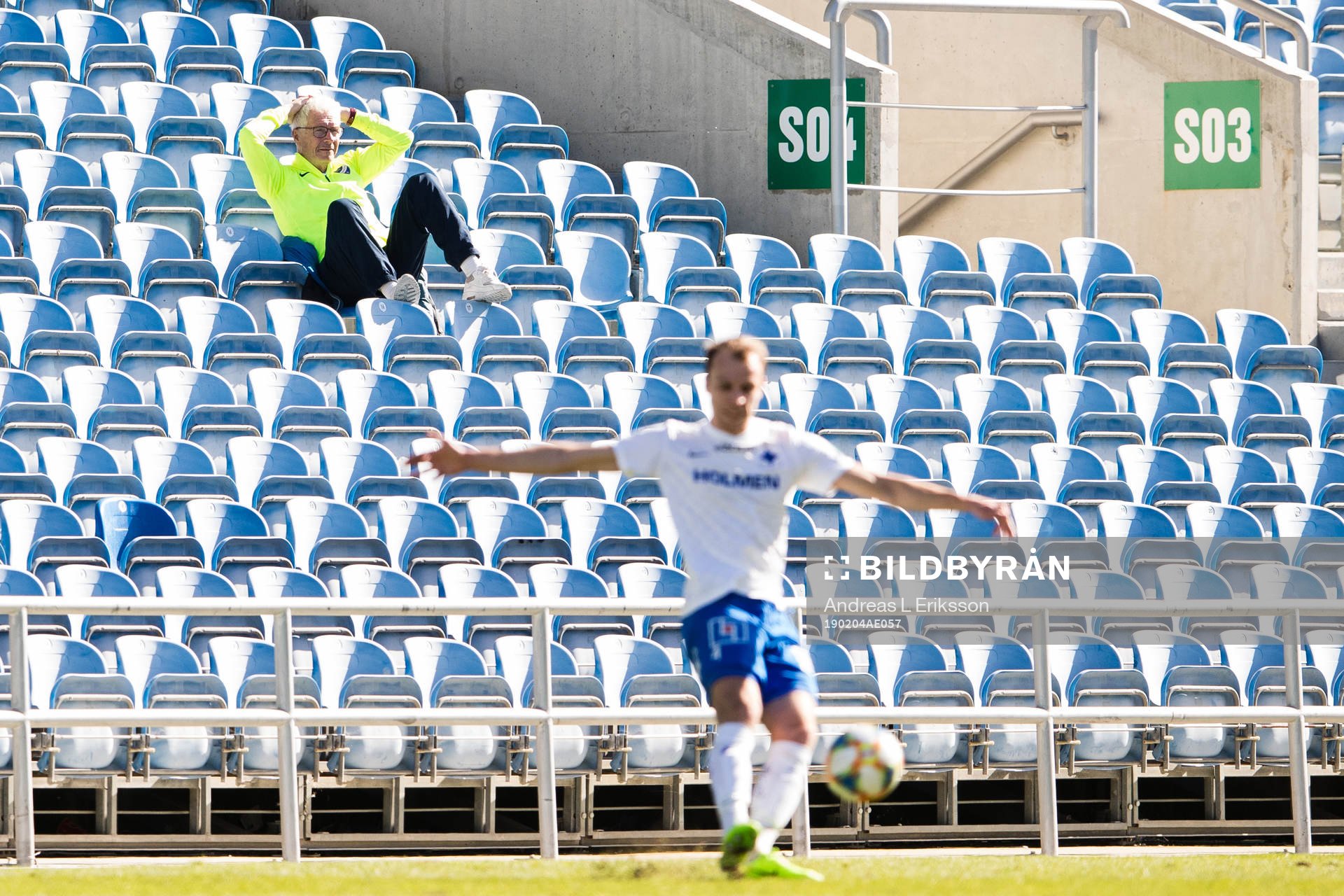 Norrköpings assisterande tränare Stefan Hellberg följer