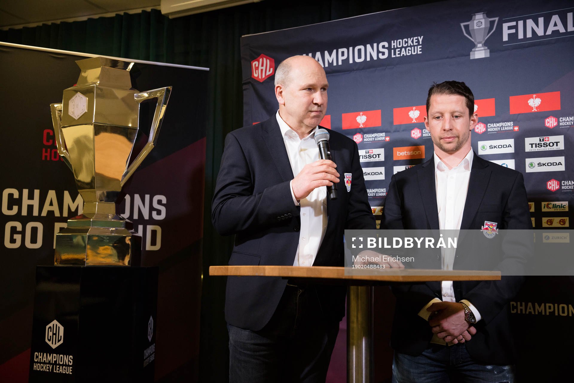 Red Bull Munichs head coach Don Jackson and captain Michael