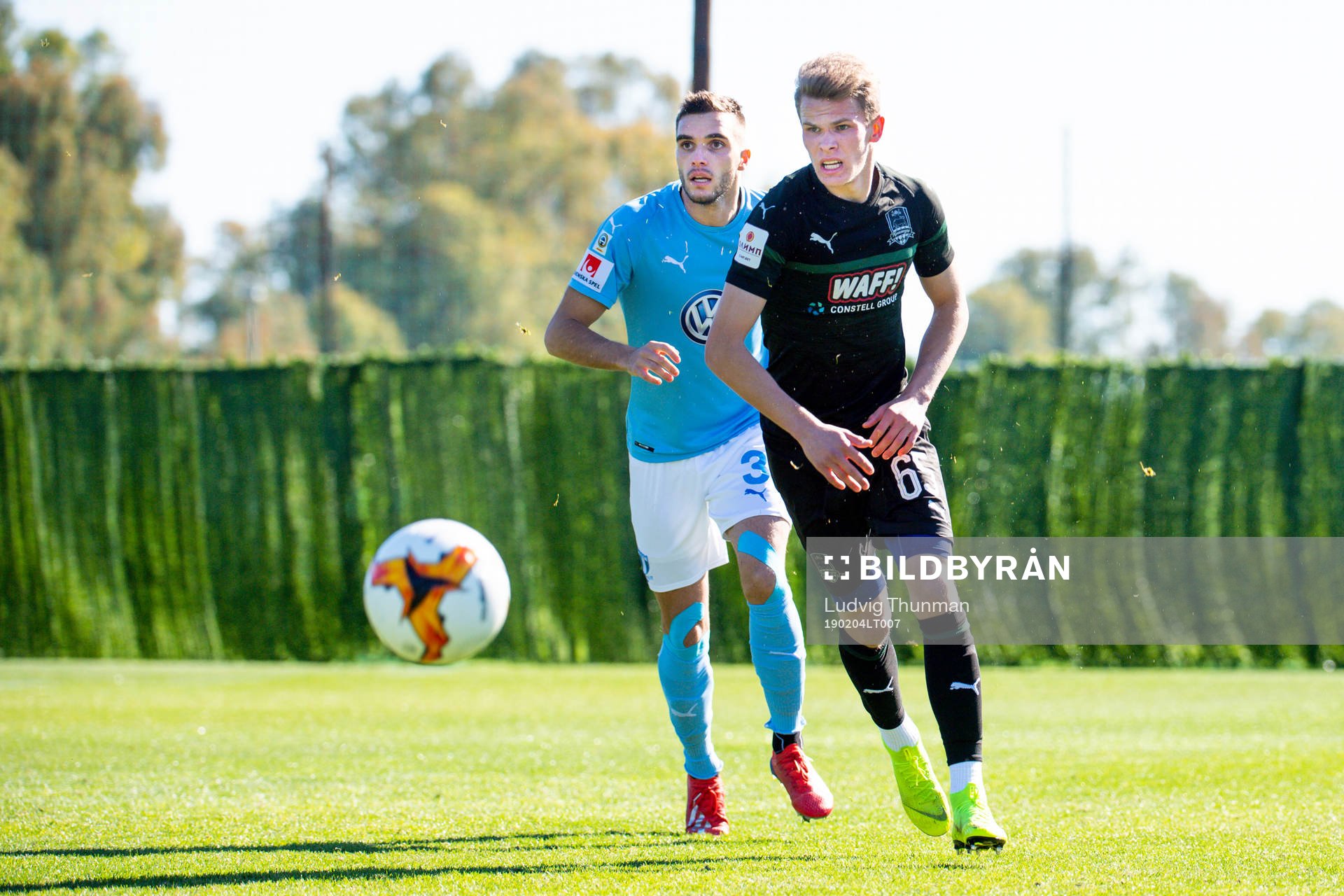 Egzon Binaku of Malmö FF and Nikolay Bochko of Krasnodar
