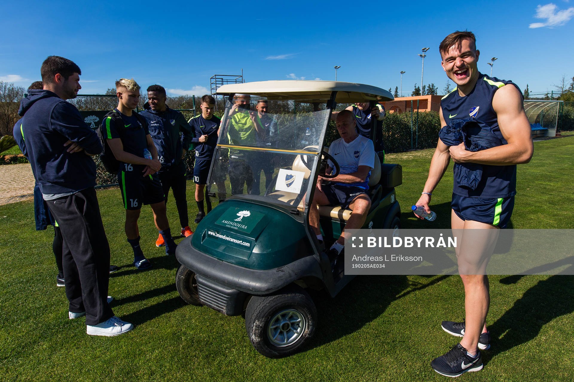 Spelarna samlas runt en golfbil under en fotbollsträning med Norrköping den 5 februari 2019 i Alcantarilha. 