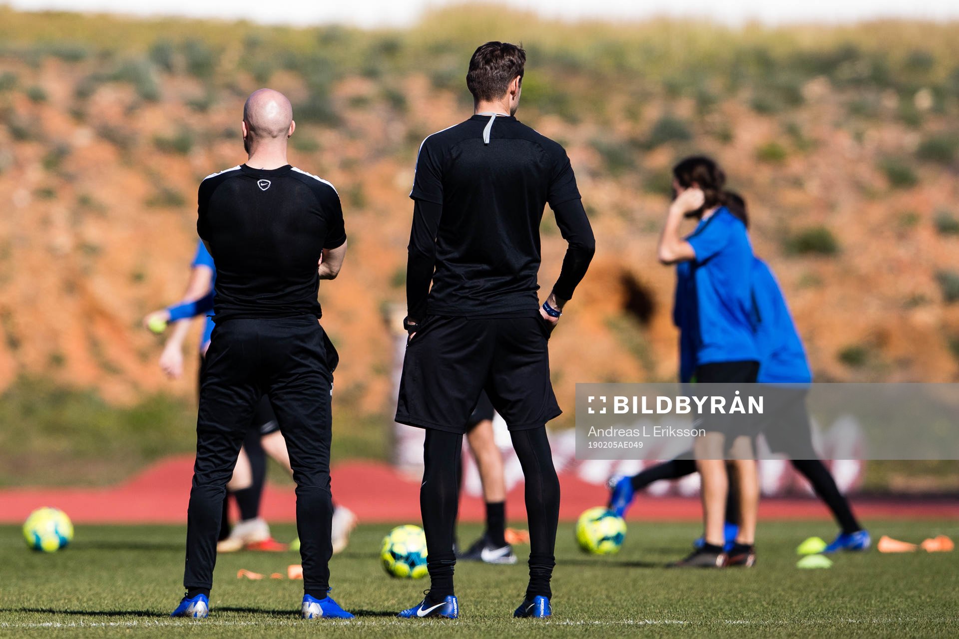 Tränare Henrik Rydström och tränare Mirza Jelecak följer en övning under en fotbollsträning med Sirius den 5 februari 2019 i Albufeira. 
