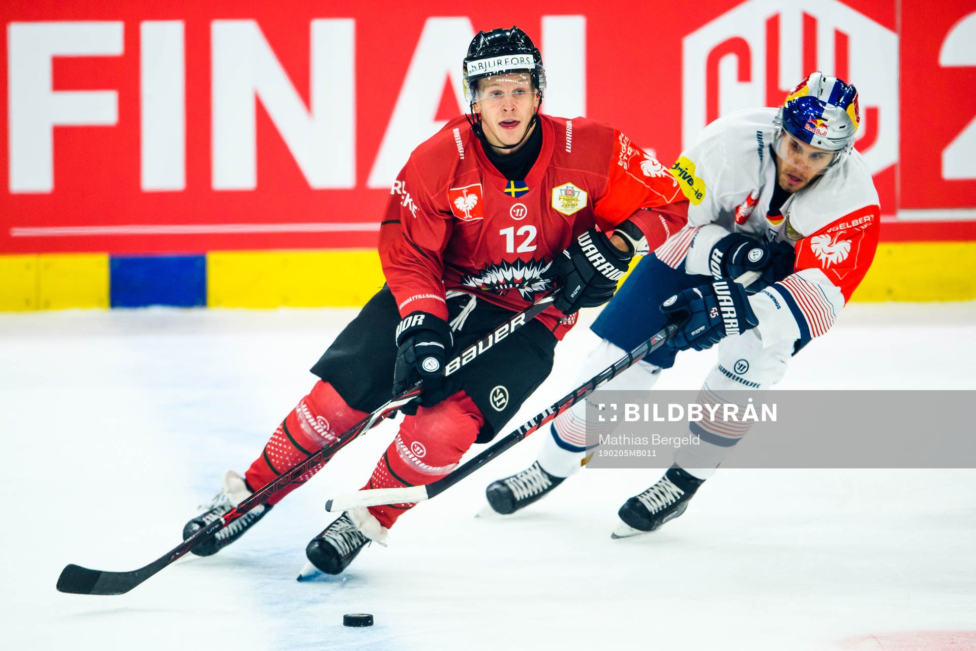 Max Friberg of Frölunda and Ryan Button  of Red Bull Munich
