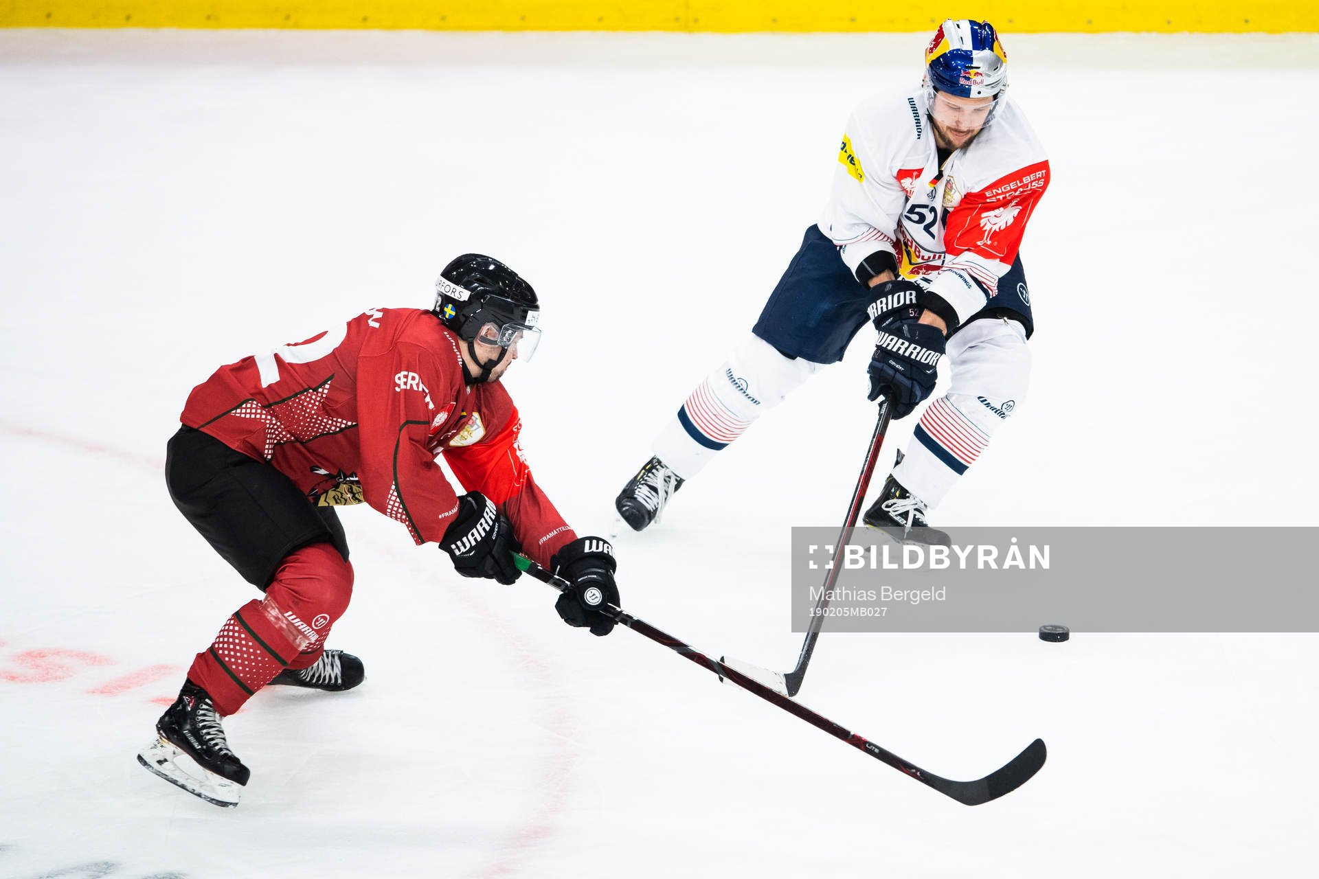 Patrik Carlsson of Frölunda and Patrick Hager of Red Bull