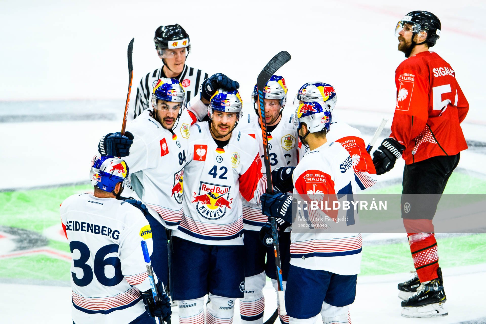 Yasin Ehliz  of Red Bull Munich celebrates the 3-1 goal