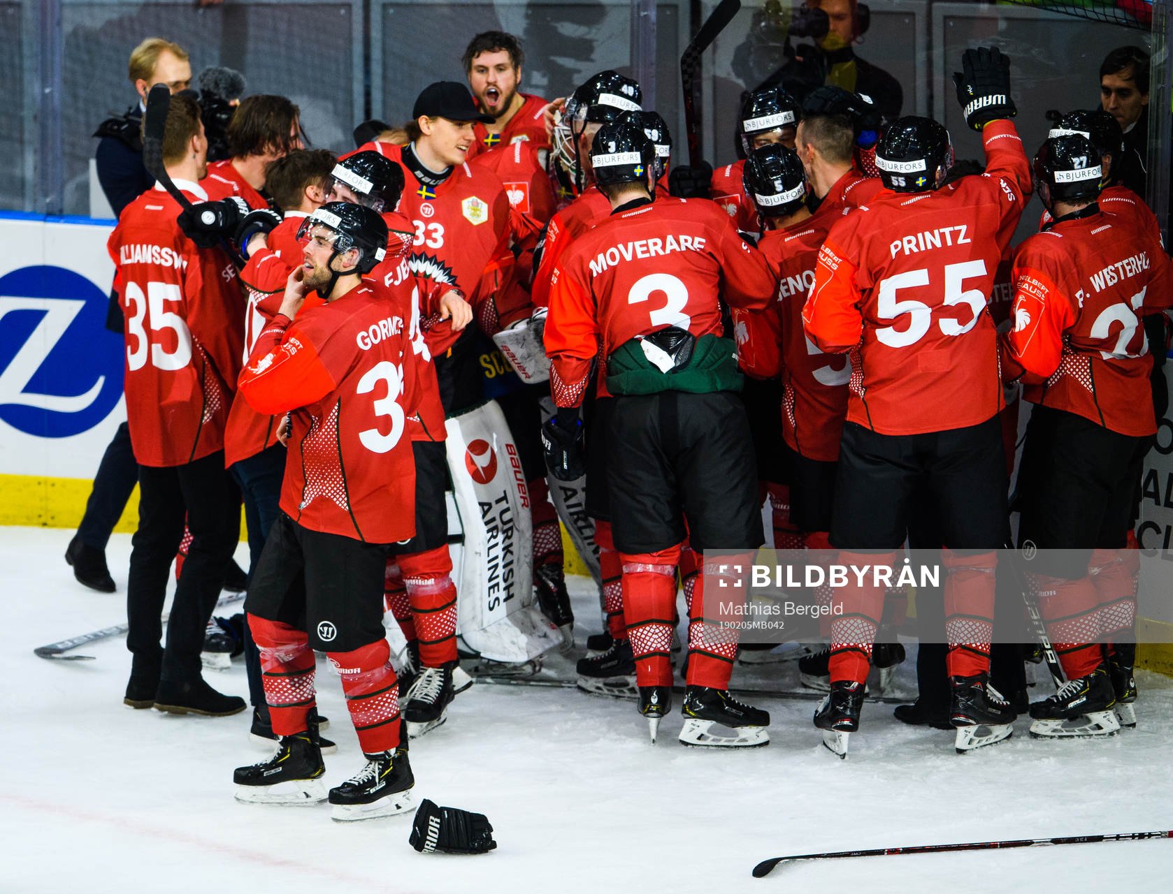 Players of Frölunda celebrates