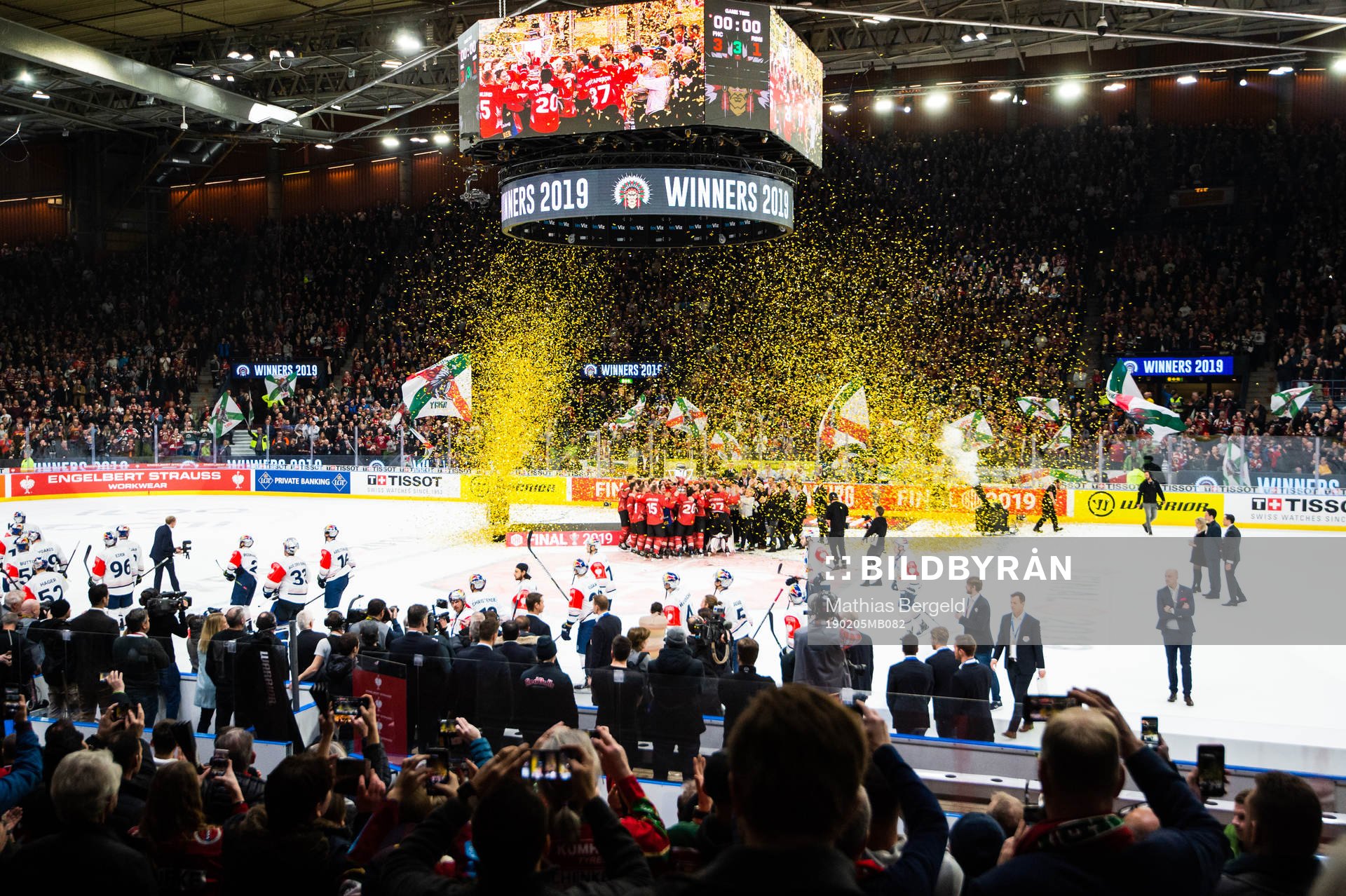 Gold in the air as Frölunda celebrate with the trophy