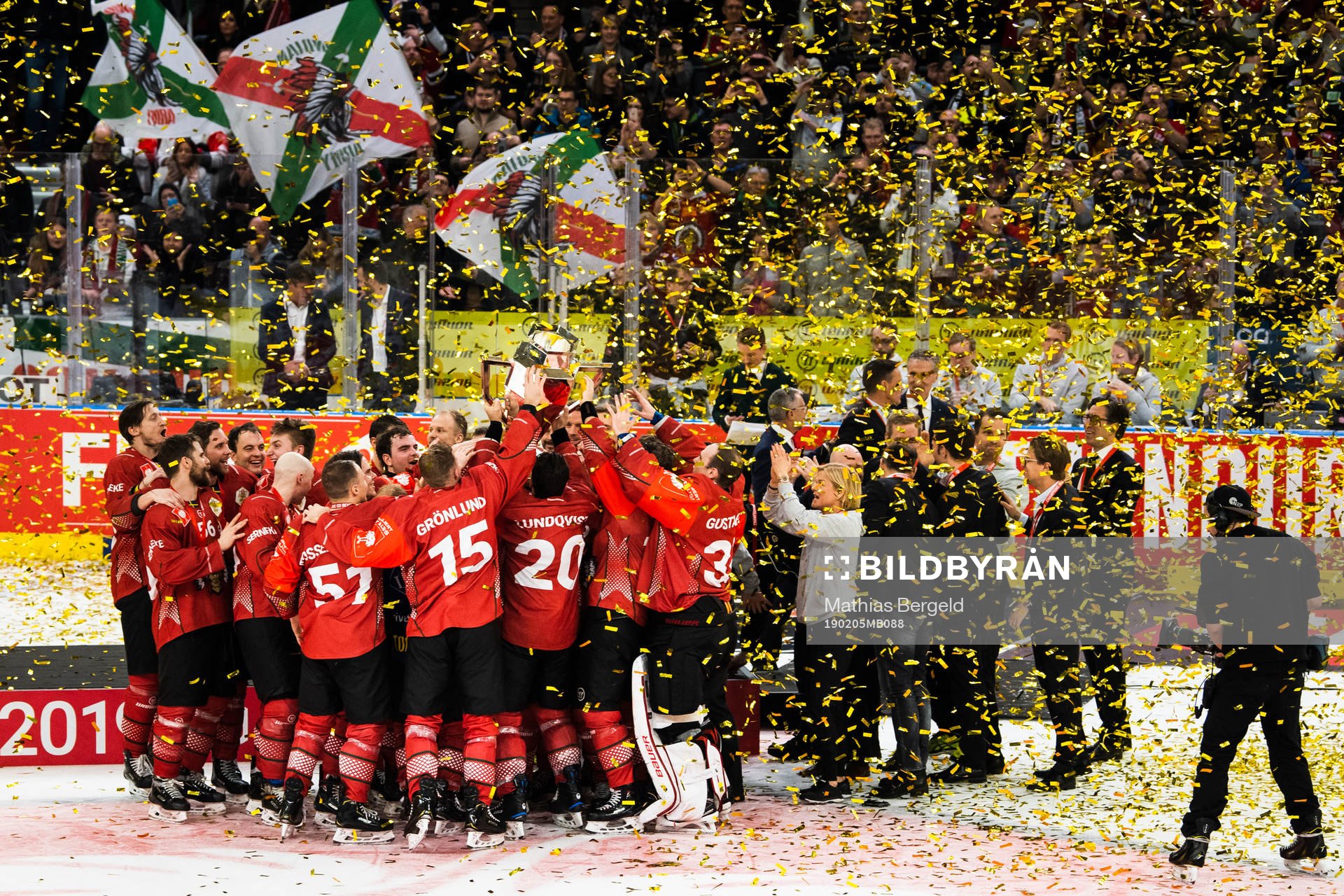 Gold in the air as Frölunda celebrate with the trophy