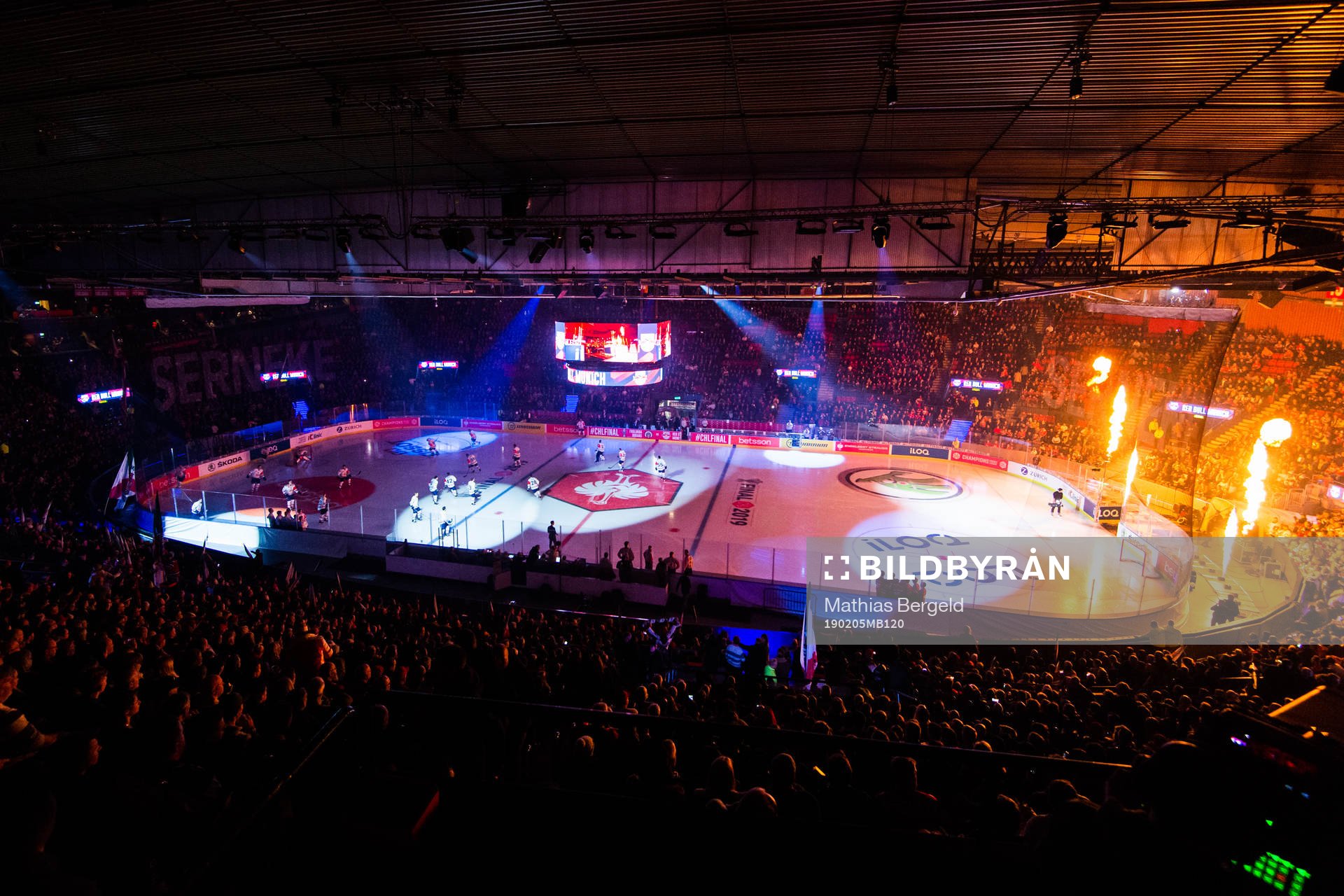 Players of Red Bull Munich enter the ice
