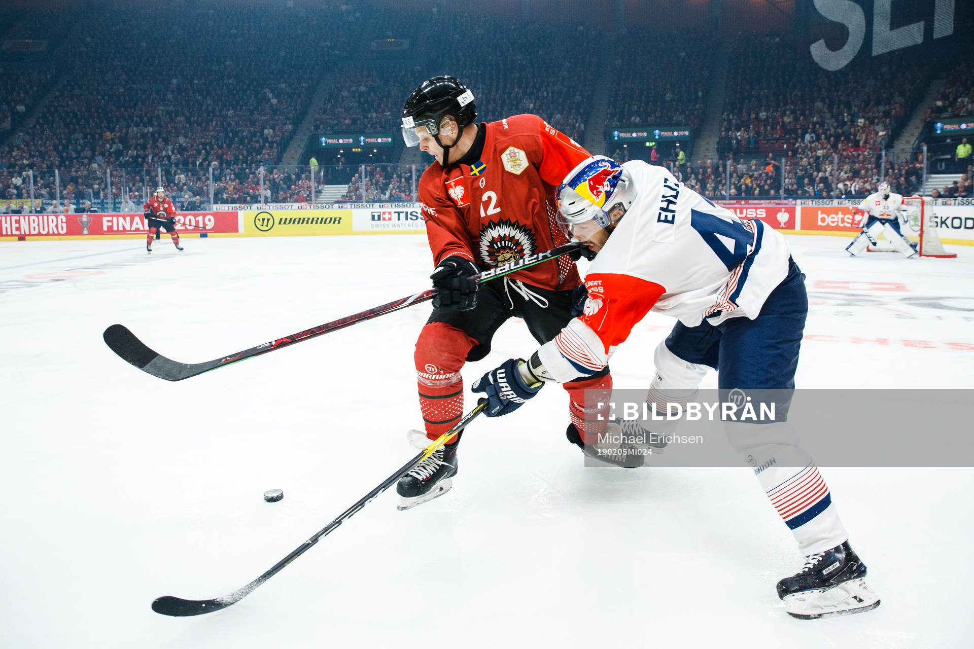 Max Friberg of Frölunda and Yasin Ehliz  of Red Bull Munich