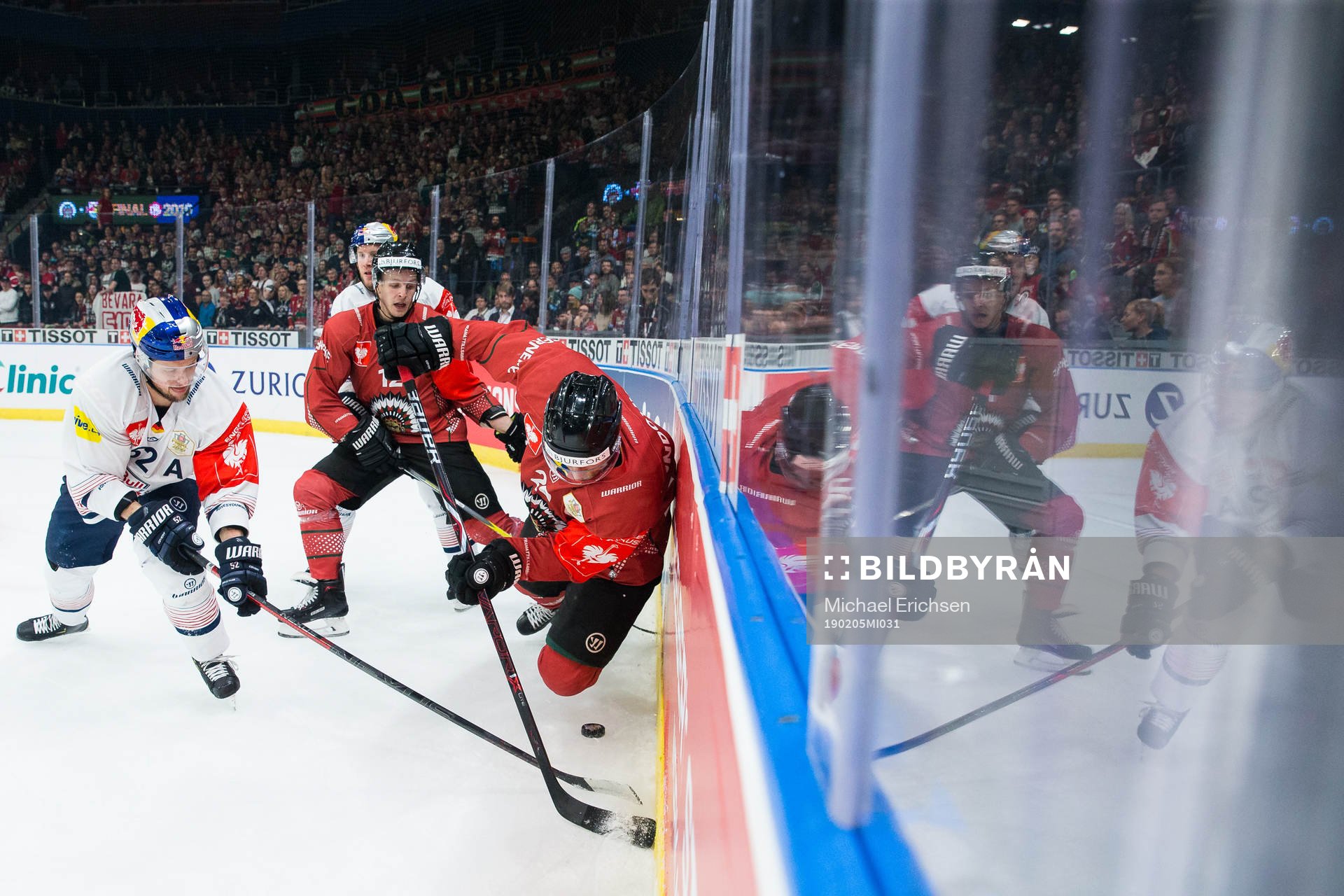 Joel Lundqvist of Frölunda and Patrick Hager of Red Bull