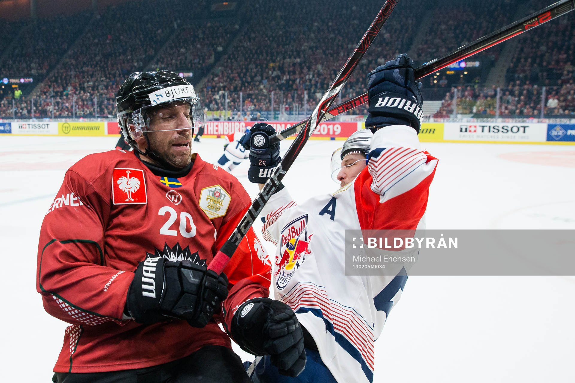 Joel Lundqvist of Frölunda and Patrick Hager  of Red Bull