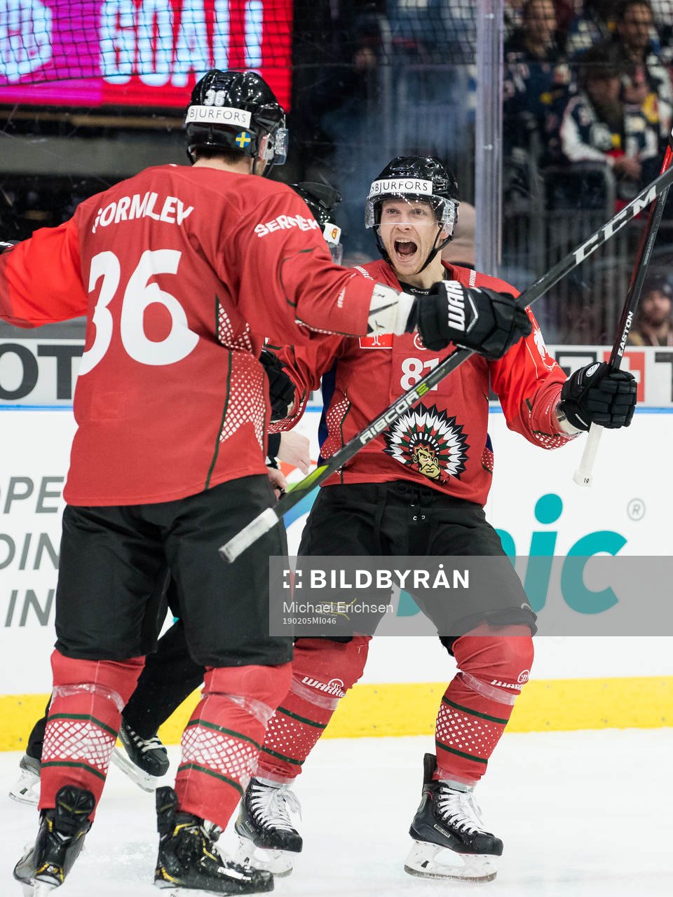 Ryan Lasch of Frölunda celebrates scoring 2-0 with team