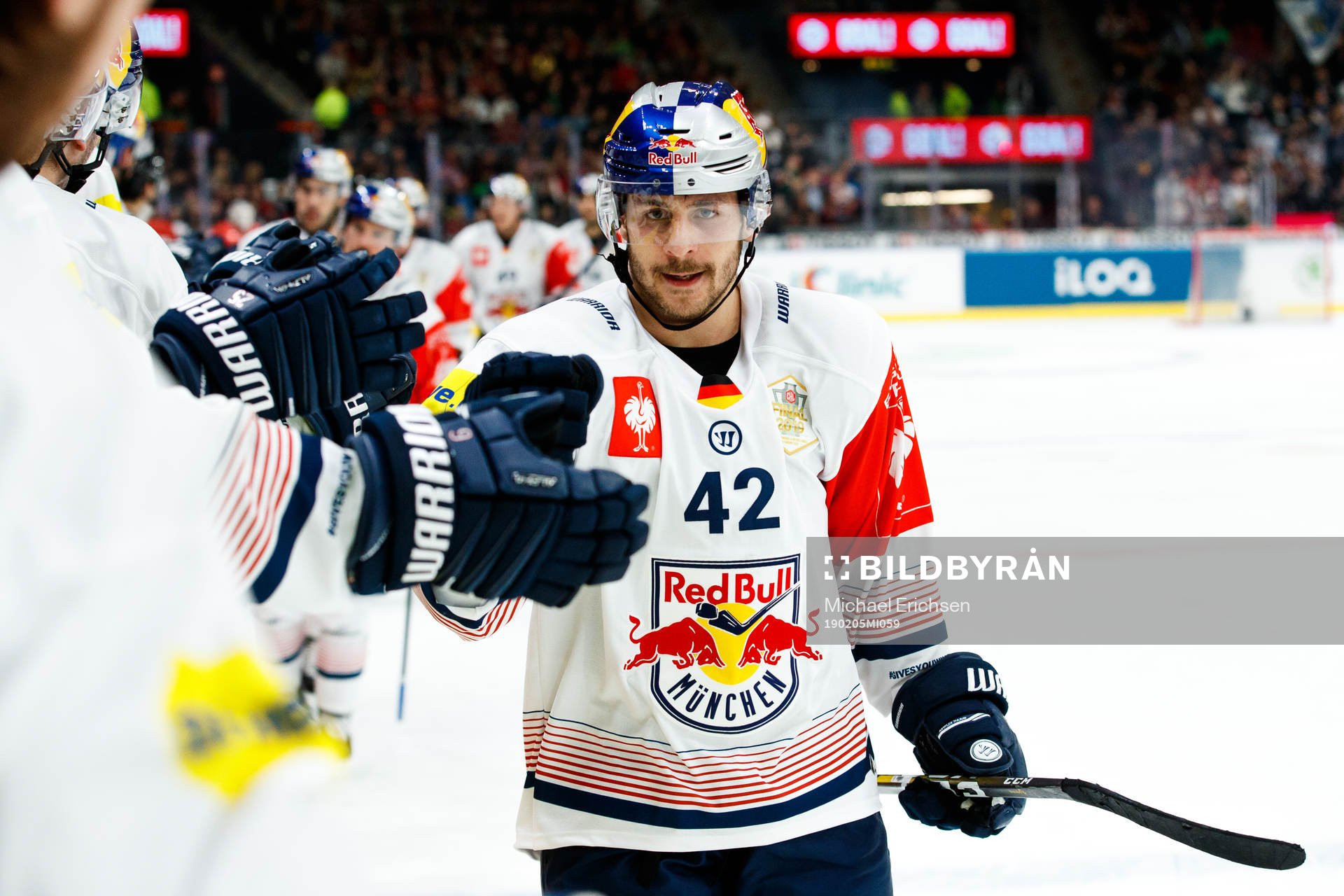 Yasin Ehliz of Red Bull Munich celebrates the 3-1 goal