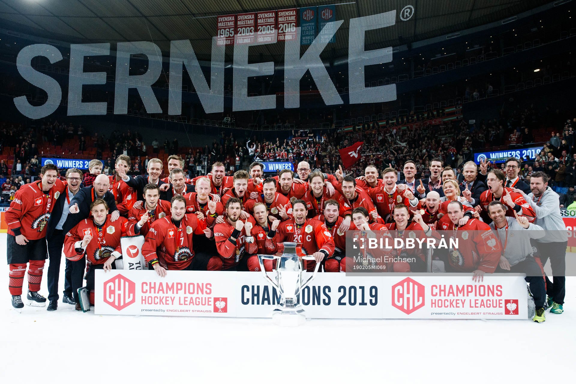 Players of Frölunda celebrates with the trophy