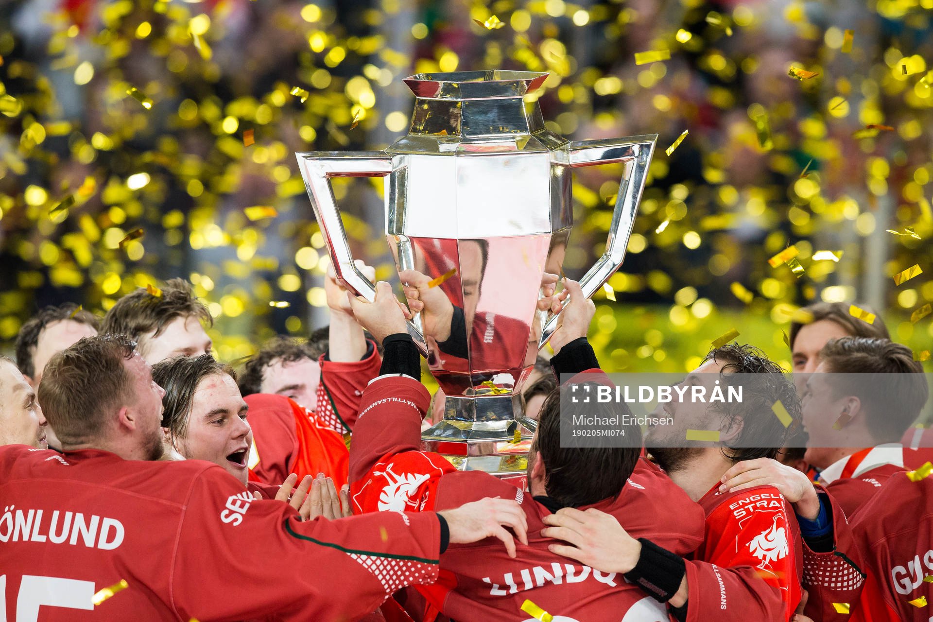 Joel Lundqvist of Frölunda lifts the trophy and celebrates