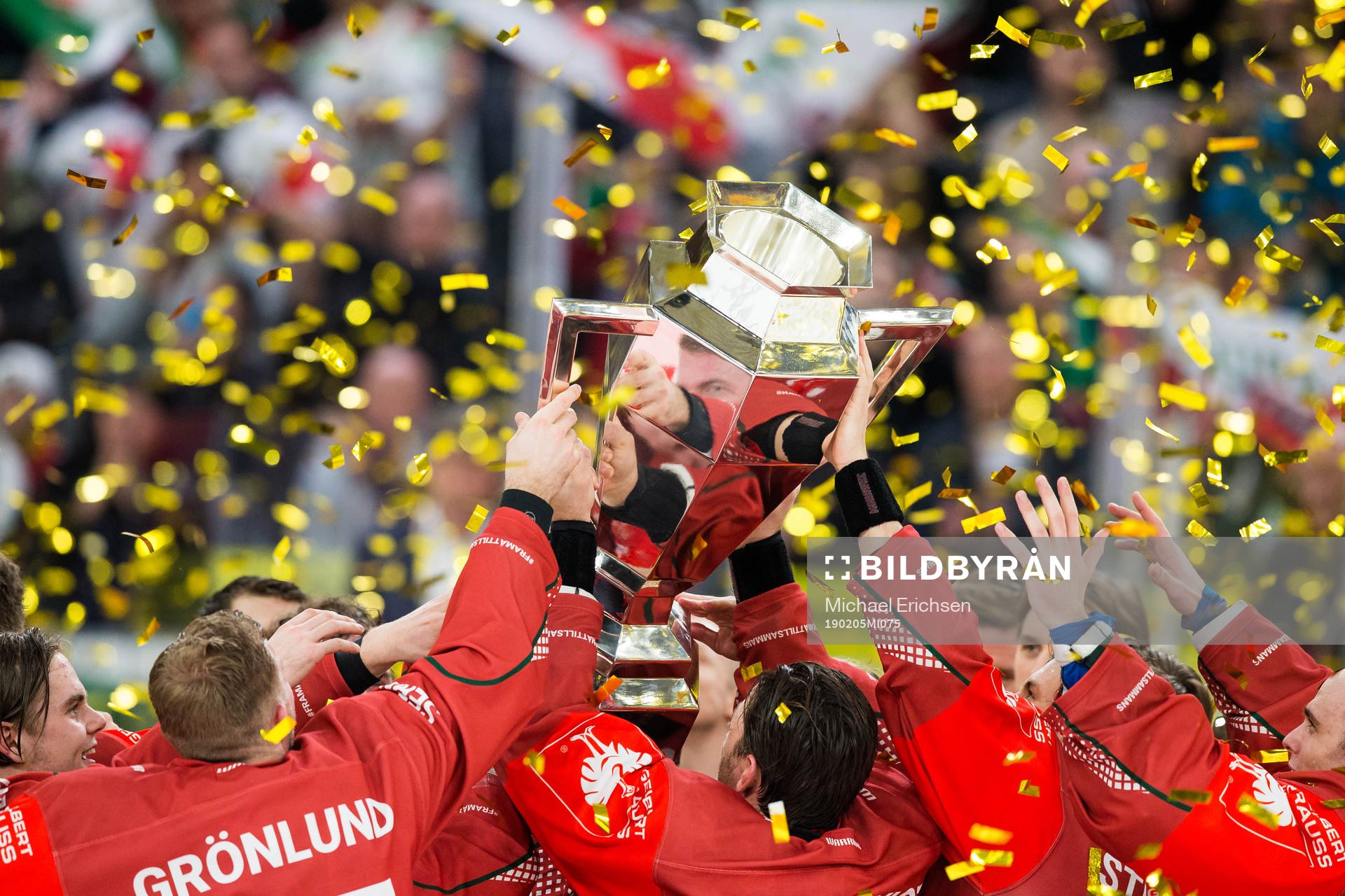 Joel Lundqvist of Frölunda lifts the trophy and celebrates