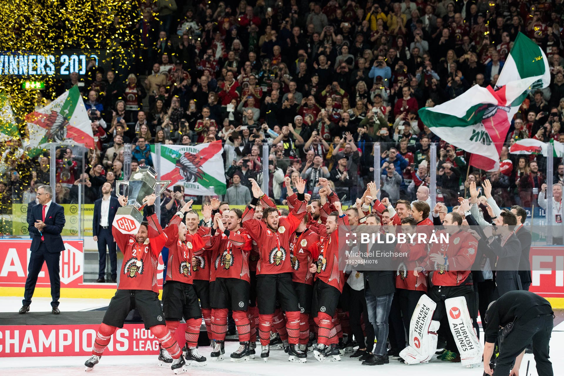 Joel Lundqvist of Frölunda lifts the trophy and celebrates
