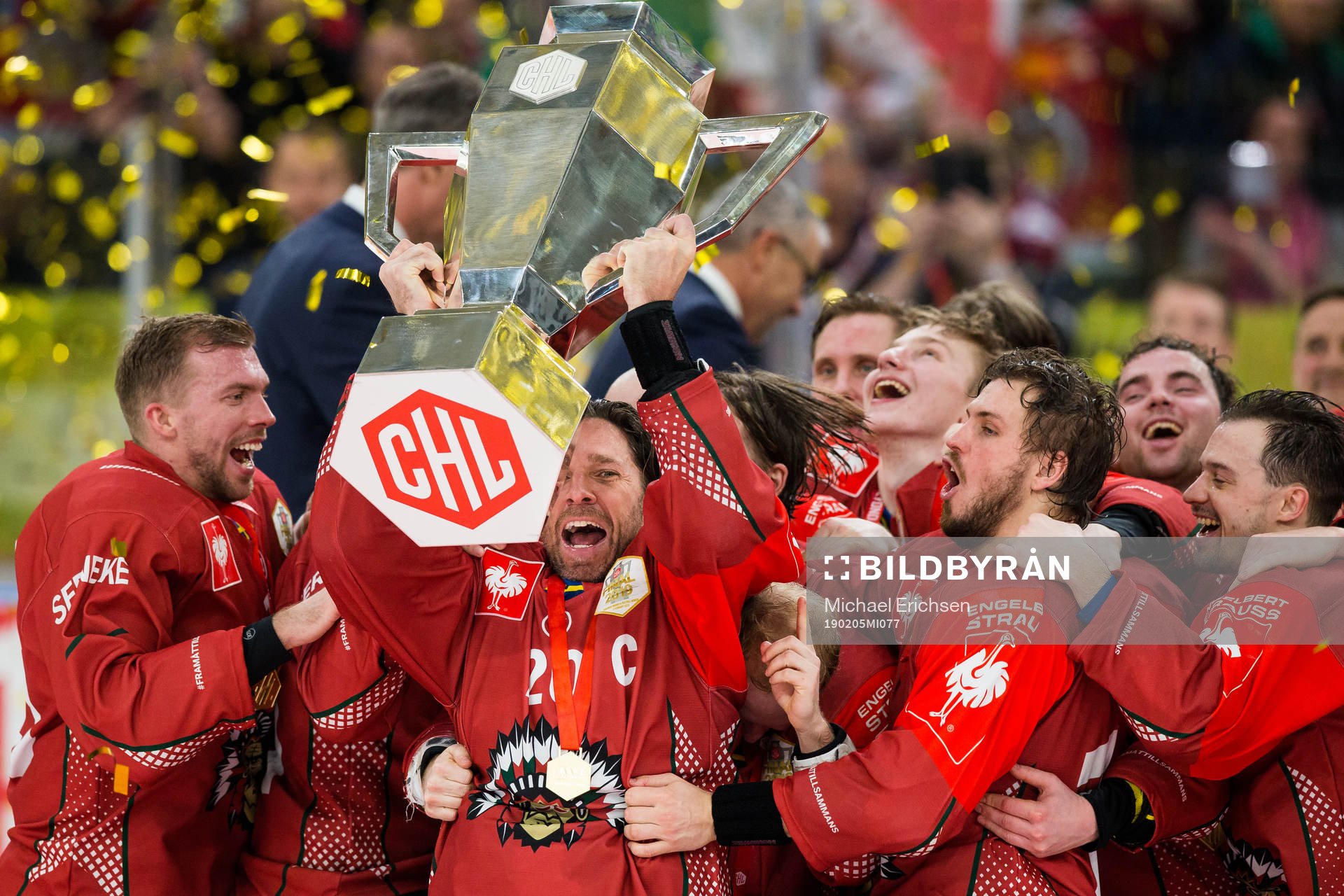 Joel Lundqvist of Frölunda lifts the trophy and celebrates