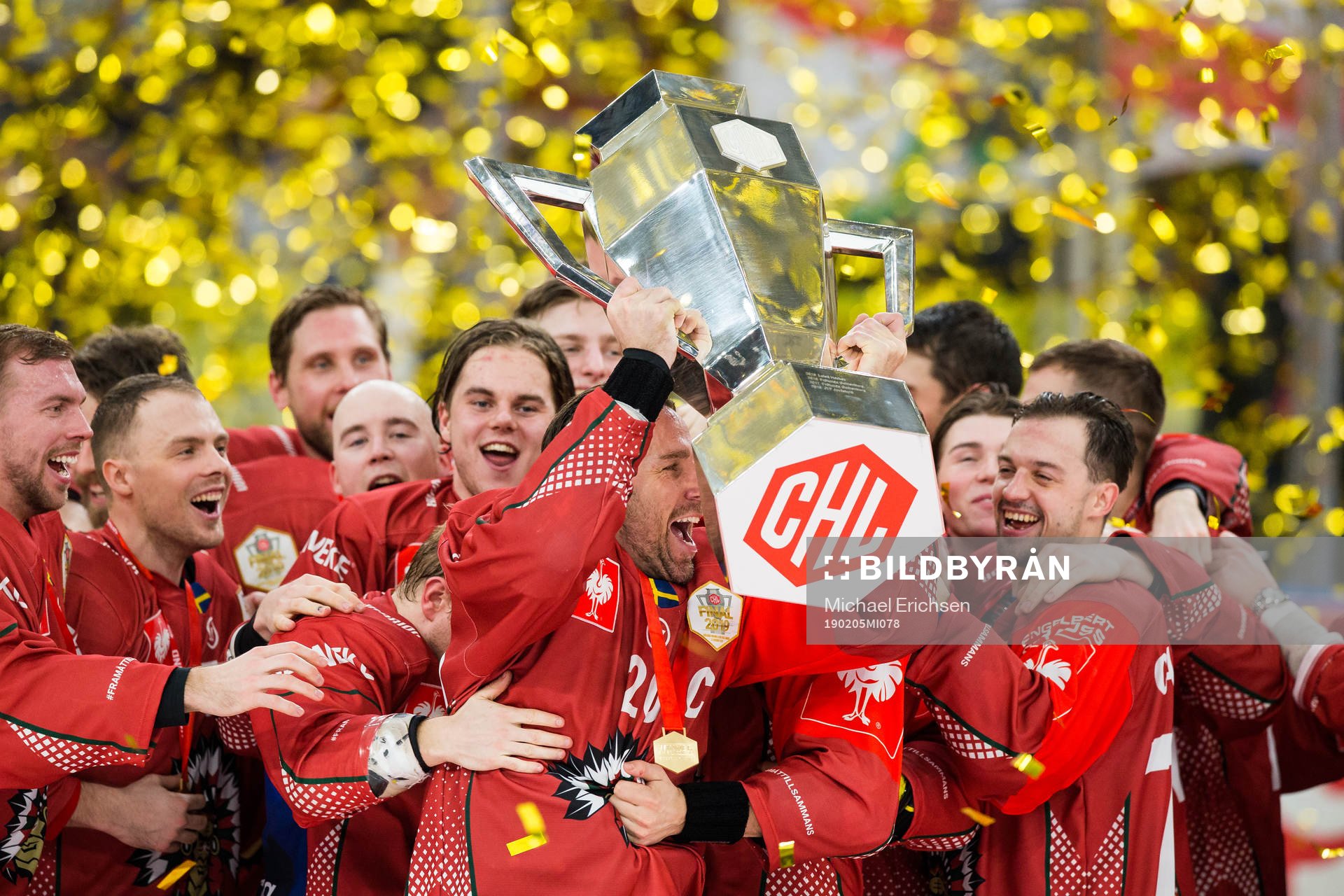 Joel Lundqvist of Frölunda lifts the trophy and celebrates