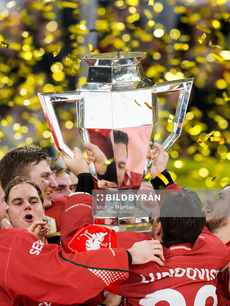 Joel Lundqvist of Frölunda lifts the trophy and celebrates