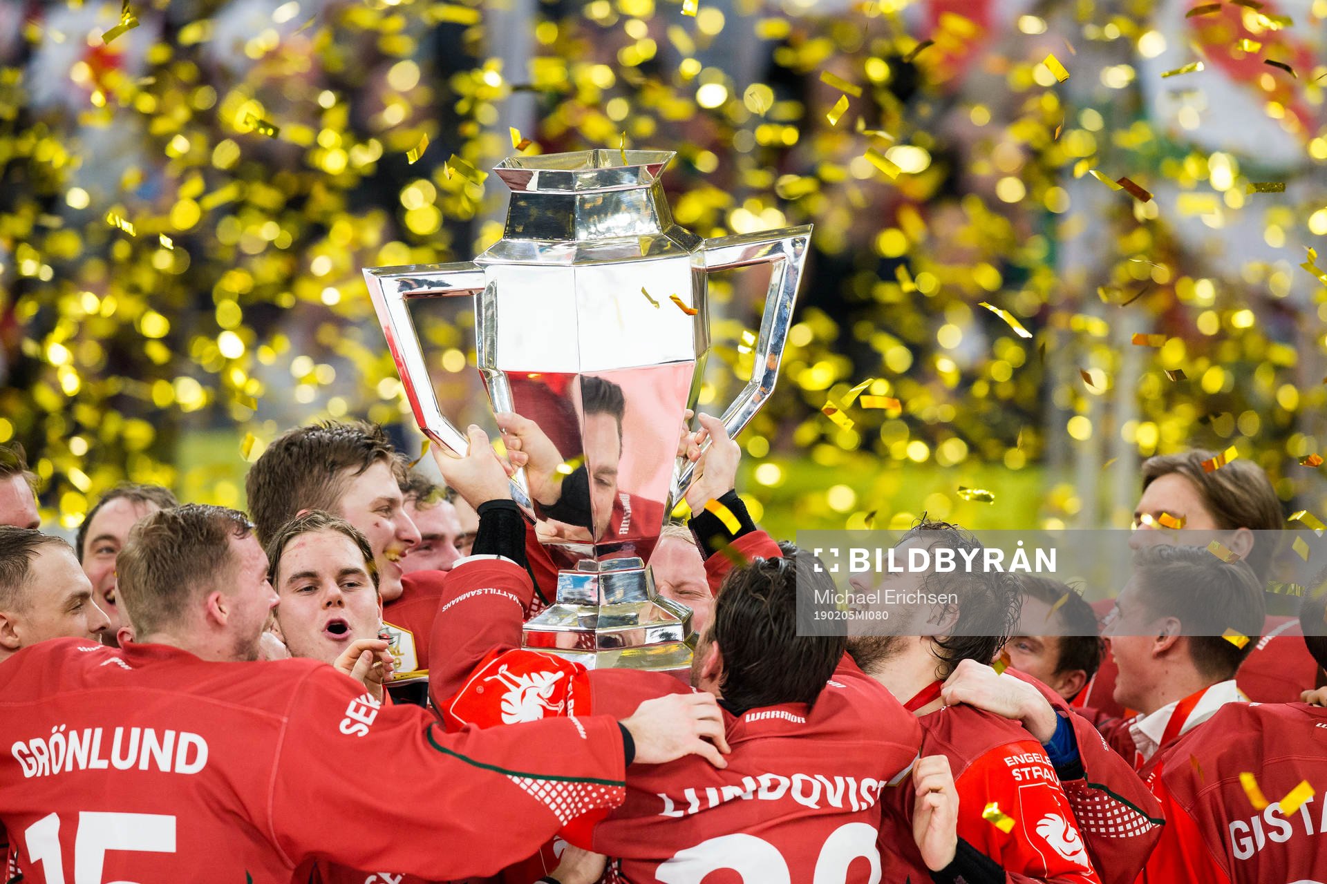Joel Lundqvist of Frölunda lifts the trophy and celebrates