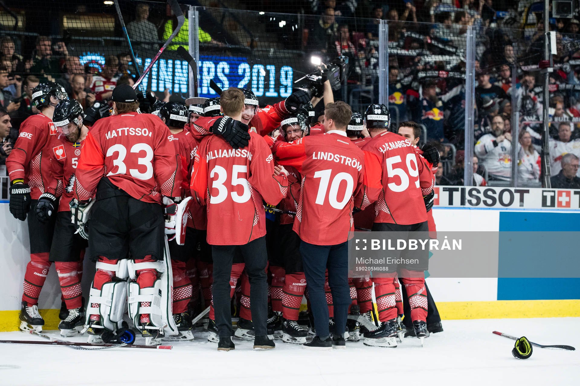 Players of Frölunda celebrates