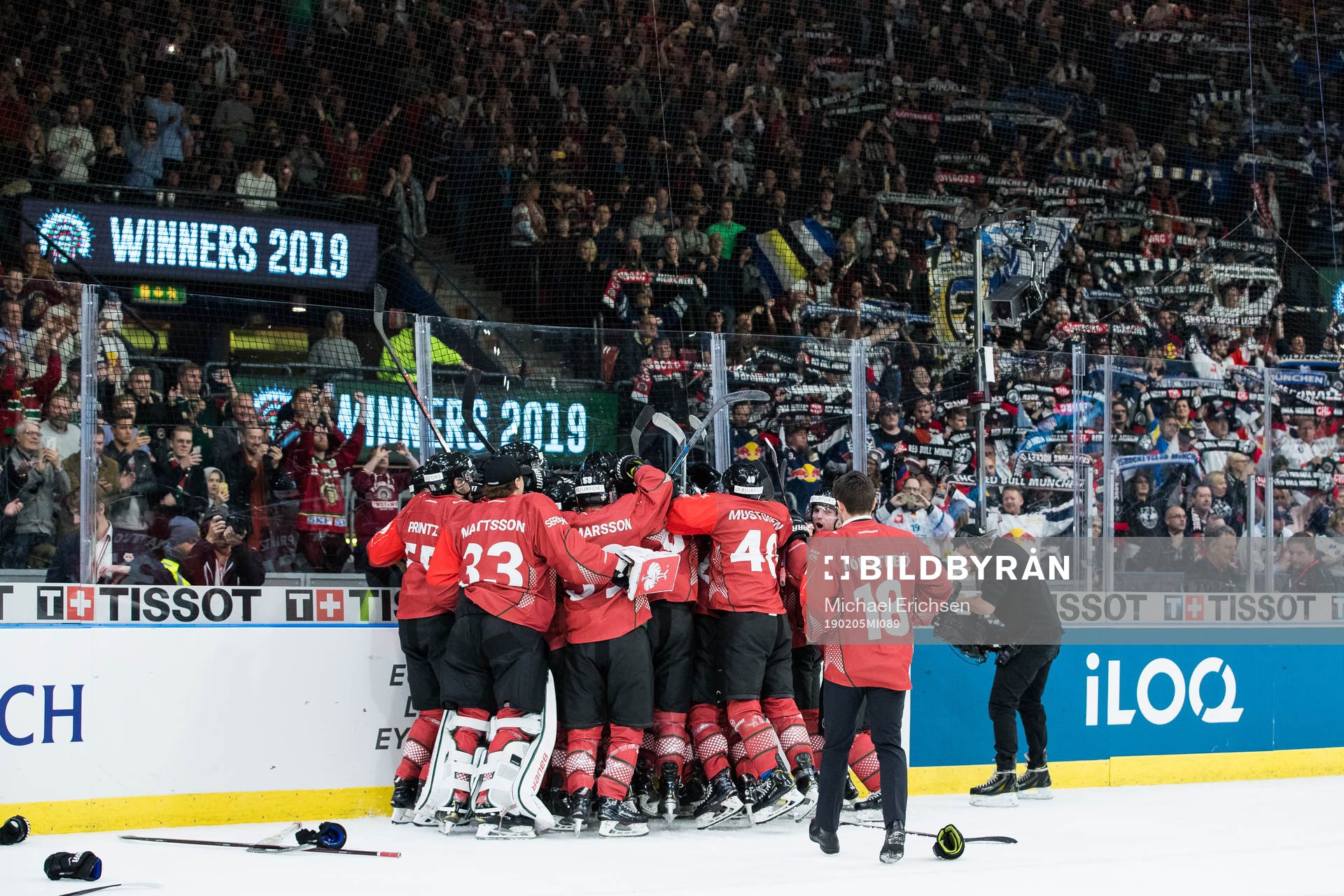 Players of Frölunda celebrates