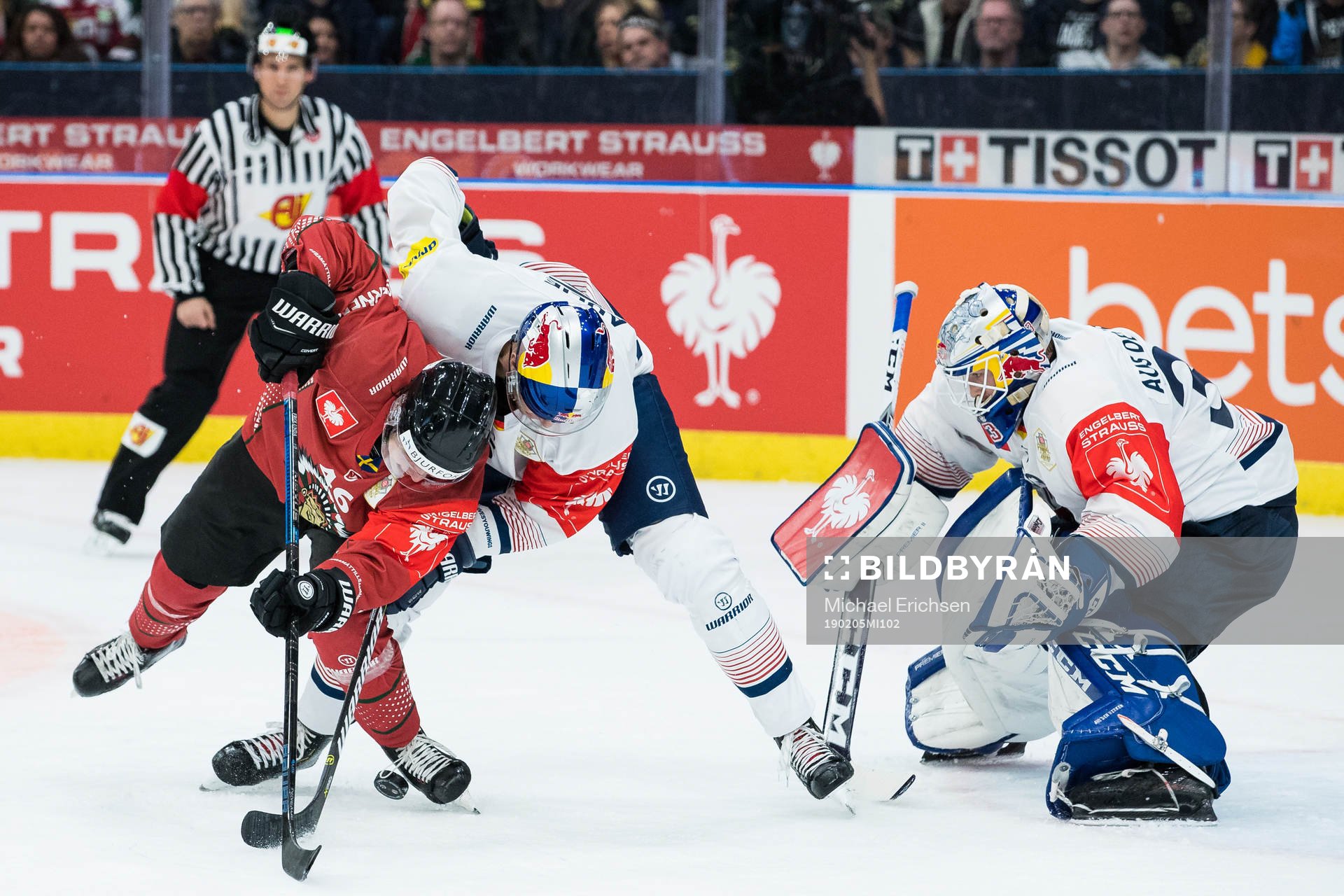 Oliwer Fjellström of Frölunda and Keith Aulie of Red Bull