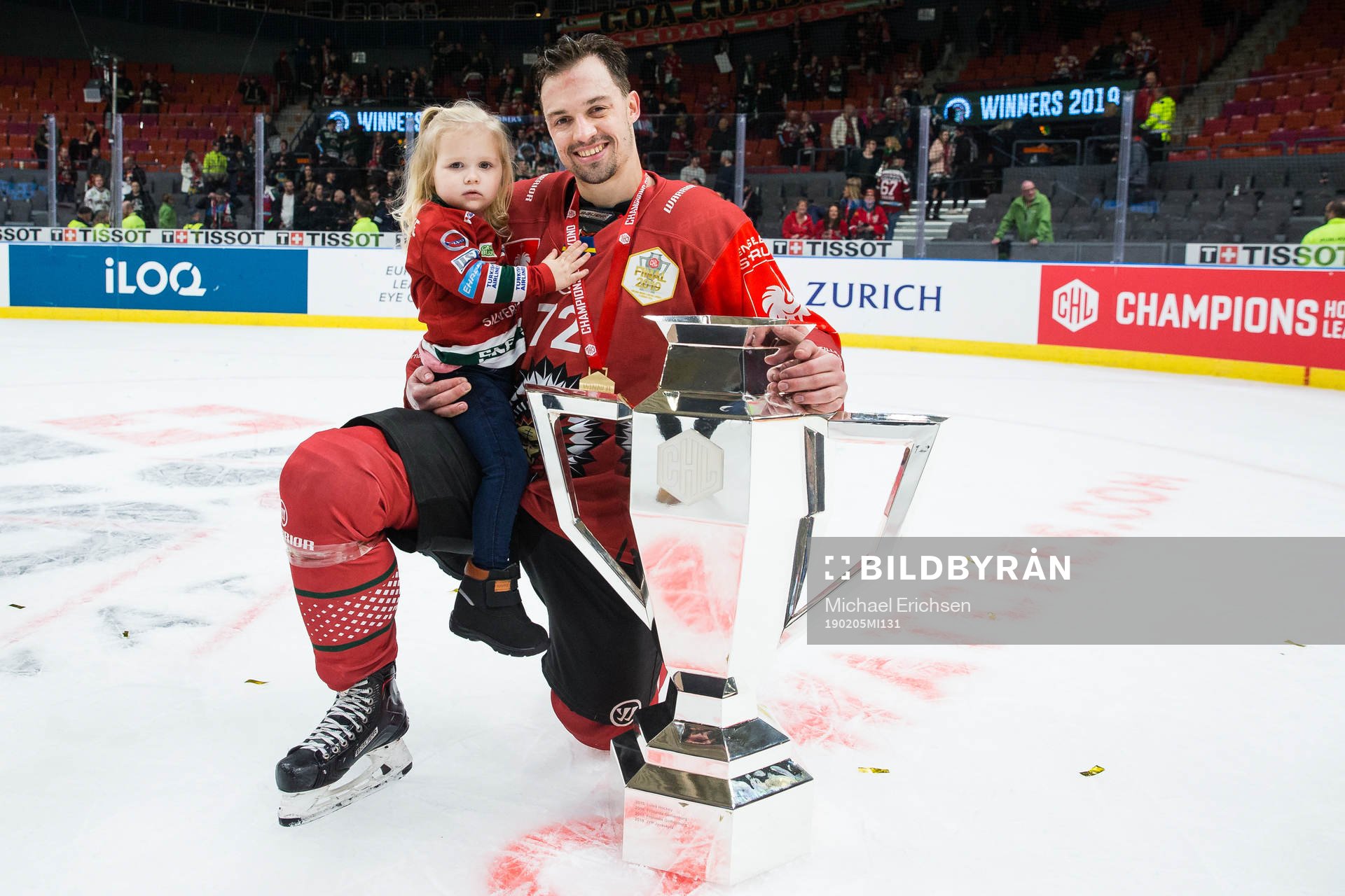Patrik Carlsson of Frölunda celebrates with his daughter