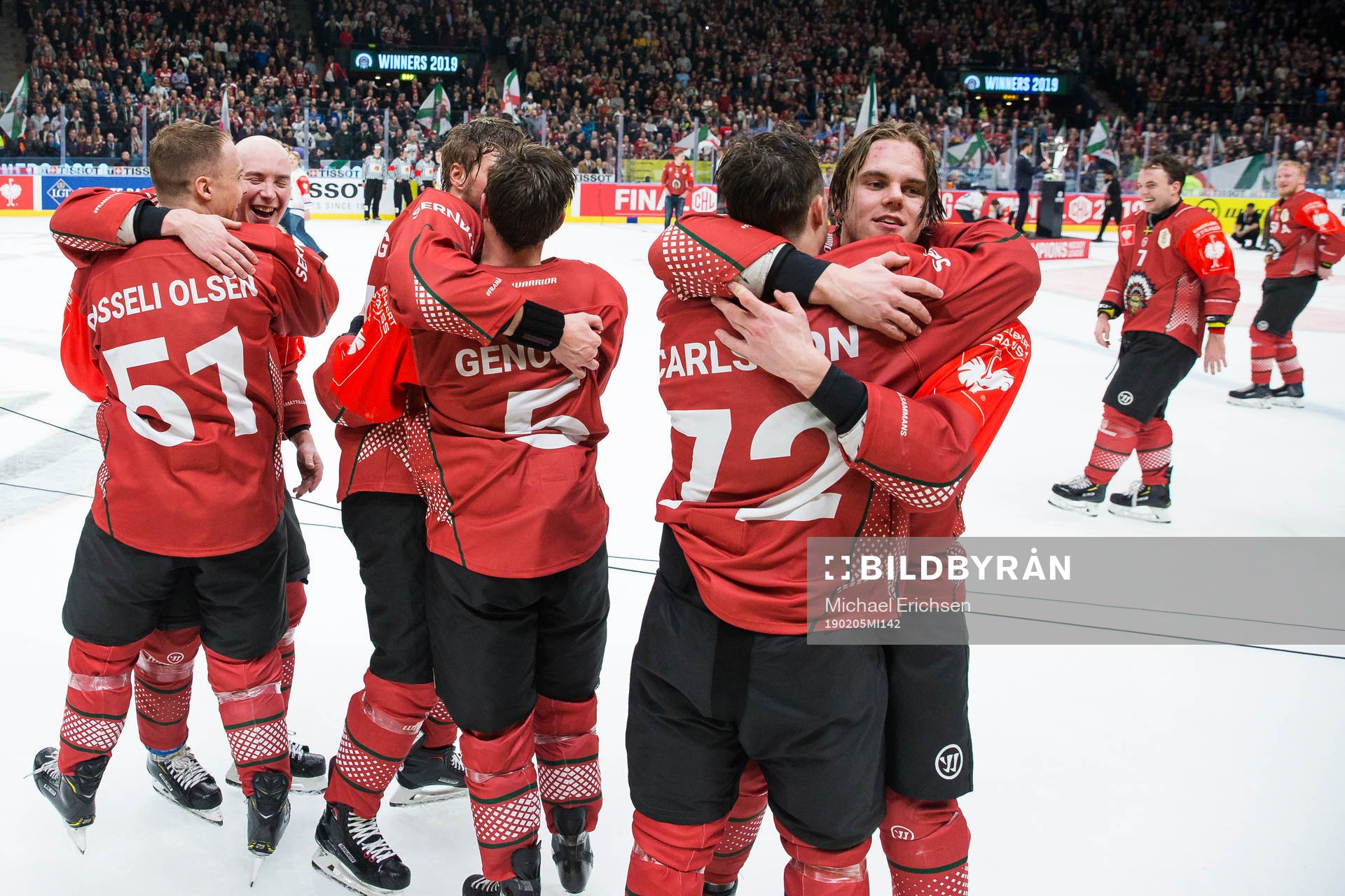Players of Frölunda  celebrates