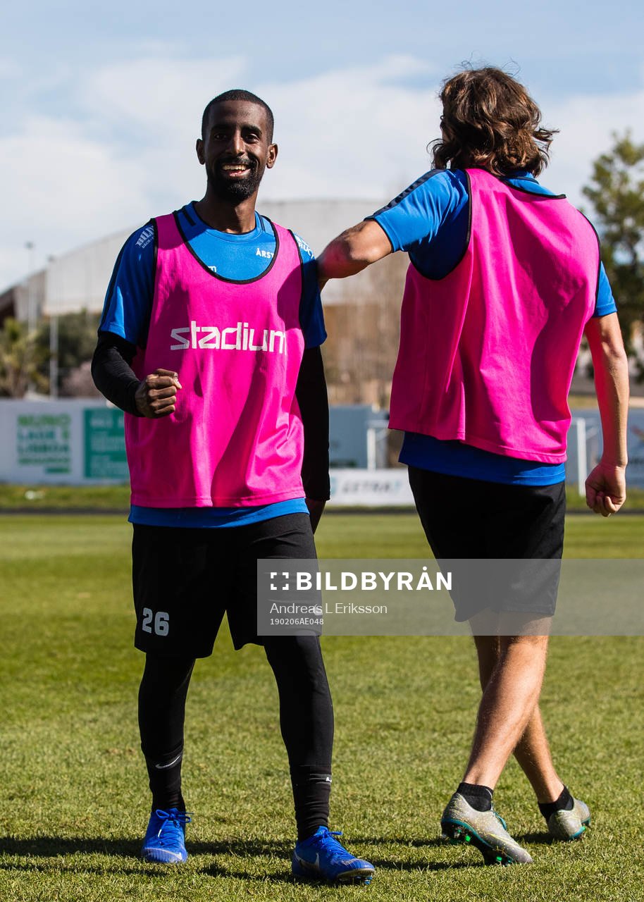 Mohammed Saeid och Axel Björnström jublar under en fotbollsträning med Sirius den 6 februari 2019 i Albufeira. 