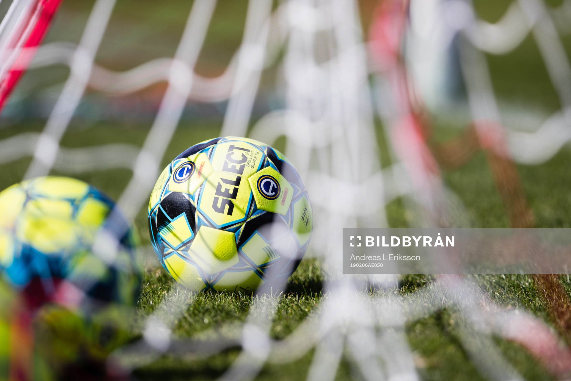 En fotboll i bakom nät