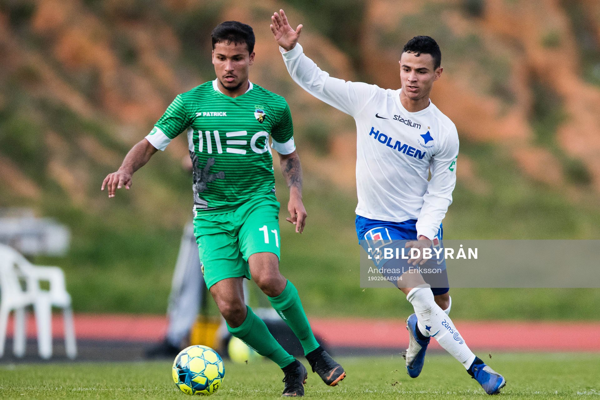 Farenses Hugo i kamp om bollen med Norrköpings Ian Smith under en träningsmatch i fotboll mellan Norrköping och Farense den 6 februari 2019 i Albufeira.