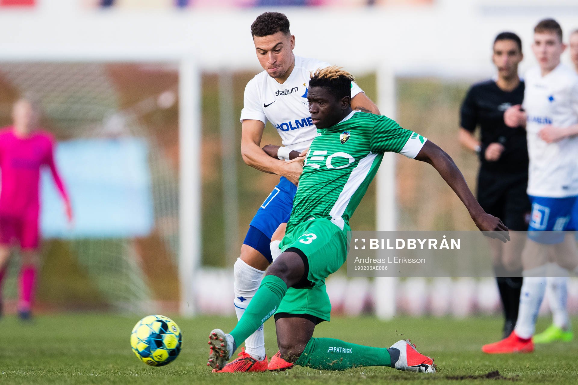 Norrköpings Jordan Larsson i kamp om bollen med Farenses