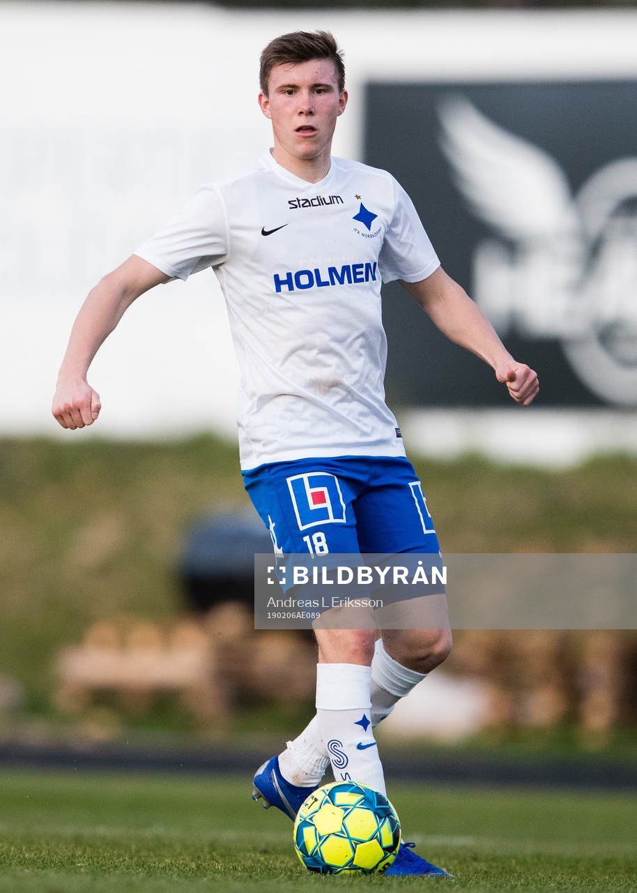 Norrköpings Alfons Sampsted under en träningsmatch i fotboll mellan Norrköping och Farense den 6 februari 2019 i Albufeira. 